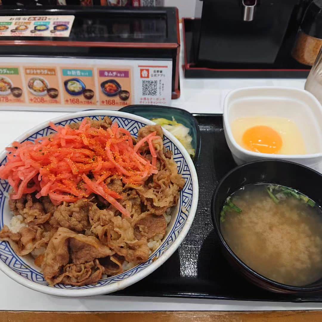 グレート義太夫のインスタグラム：「あさくさよ、アサクサよ。 #吉野家 #牛丼お新香セット」