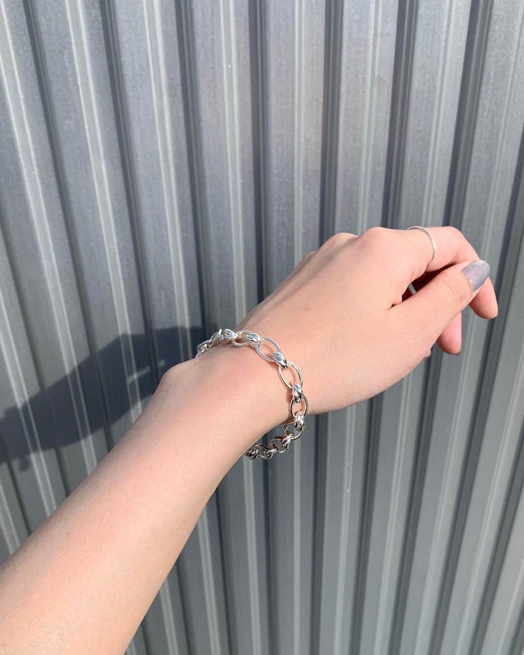 Shiho Sasakiさんのインスタグラム写真 - (Shiho SasakiInstagram)「腕がでる季節に大活躍のコ💎  #accessories #daughtersjewelry」5月30日 20時16分 - shihomurata0718