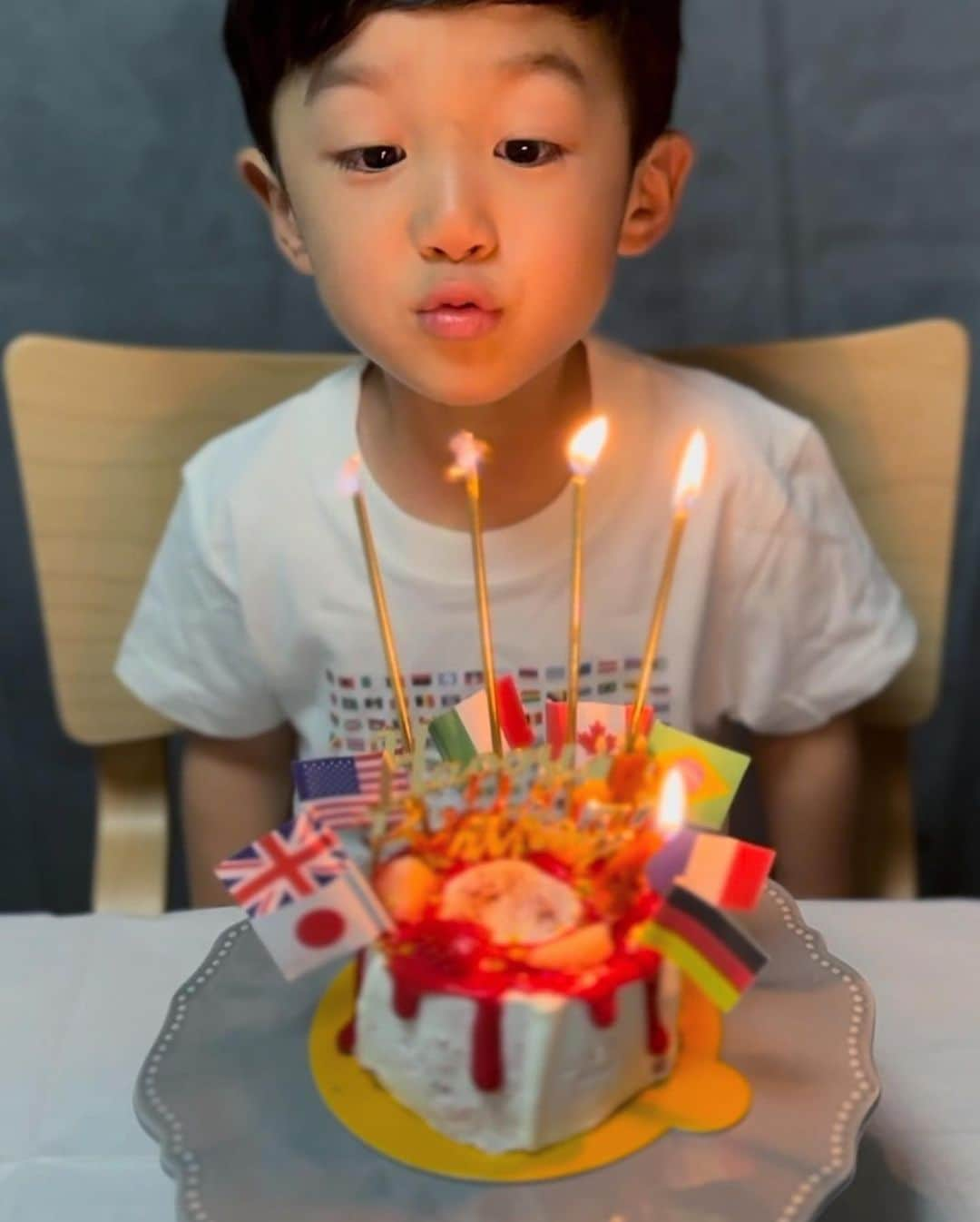 青木育日さんのインスタグラム写真 - (青木育日Instagram)「Happy 4th Birthday🎂 ⁡ 国旗ヲタクな息子なもので😅 ケーキやTシャツも国旗でお祝い🎉 ⁡ こだわりやクセは少し強めだけれど やさしくてママLOVEな 愛おしすぎるちび彼氏👦🏻 ⁡ 4歳もたくさんの想い出つくろうね✨ ⁡ ⁡ #4歳男の子 #4歳バースデー #好きな国旗はバヌアツ🇻🇺 #どこ🙄」5月30日 20時18分 - ikuhiaoki