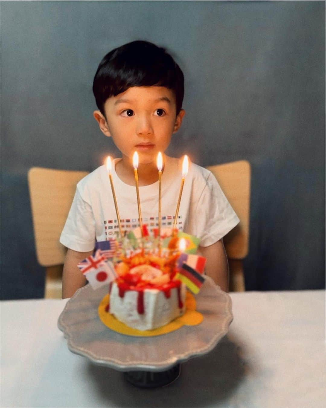 青木育日さんのインスタグラム写真 - (青木育日Instagram)「Happy 4th Birthday🎂 ⁡ 国旗ヲタクな息子なもので😅 ケーキやTシャツも国旗でお祝い🎉 ⁡ こだわりやクセは少し強めだけれど やさしくてママLOVEな 愛おしすぎるちび彼氏👦🏻 ⁡ 4歳もたくさんの想い出つくろうね✨ ⁡ ⁡ #4歳男の子 #4歳バースデー #好きな国旗はバヌアツ🇻🇺 #どこ🙄」5月30日 20時18分 - ikuhiaoki