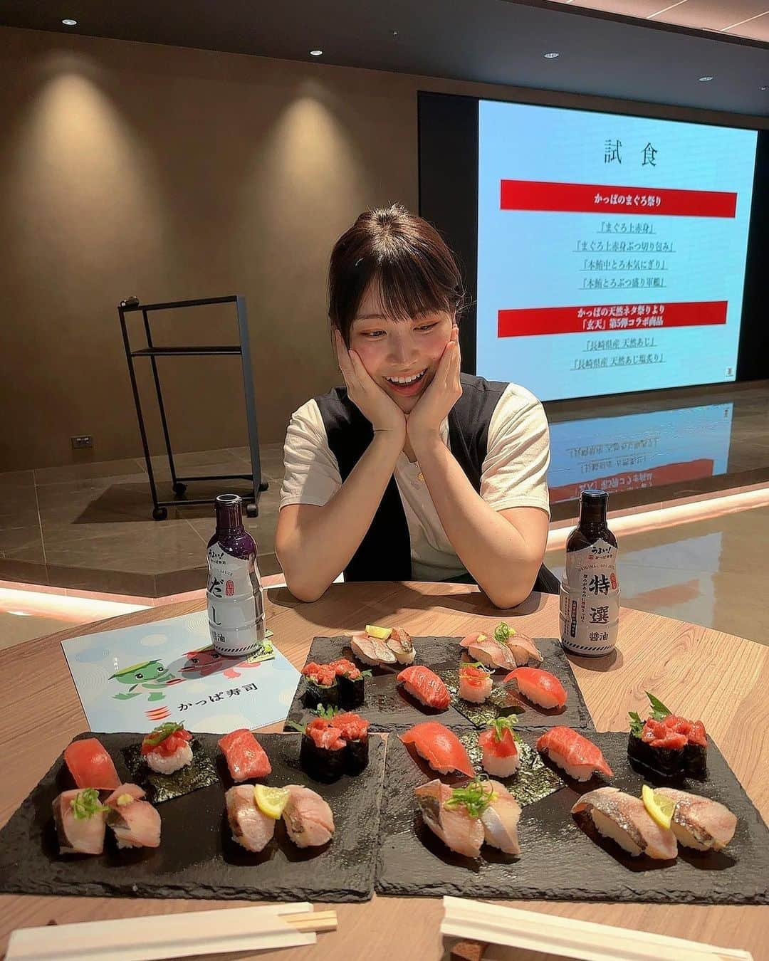 春原未来さんのインスタグラム写真 - (春原未来Instagram)「ご縁あってかっぱ寿司の試食会へ。 明日05月31日から始まるまぐろ祭り🍣のお鮨と,期間限定販売の玄天の天然魚 鯵を一足先に食べられた！✨️ お鮨好きとして参加できて嬉しかったー😆💖  過去のフェアの話しもしてくれたんだけど, @sushikimurakoji さんともコラボしてたのをいまになって知った🤣 フェアや限定が知られてないのはもったいないと思ったから私が宣伝します。笑  で！！これら新商品を食べてみた中で,私は長崎県産 天然あじ塩炙り が一番好きだった😋  この価格でいただけるなんてありがたや！！素晴らしすぎる企業努力！！！ しかもネタは店内で切付してるんだって！かっぱ寿司には切付マイスターという独自の資格があって,それを取得している方は日本で09名とのこと！厳しいチェックをクリアして,美味しくお魚切ってくれてるのね🥺  子どもの頃から回転寿司に行くと,まぐろから始まり,まぐろで終わる人だったから,これだけ種類があって目が輝いてました。皆さんにも全種類制覇していただきたい🤩  #pr #インフルエンサーワークス #かっぱ寿司 #かっぱ #寿司 #回転寿司 #スイーツ #まぐろ祭り #天然魚祭り #ごちCAFE #春原末来 #まぐろ好き」5月30日 20時20分 - sunohara_miki