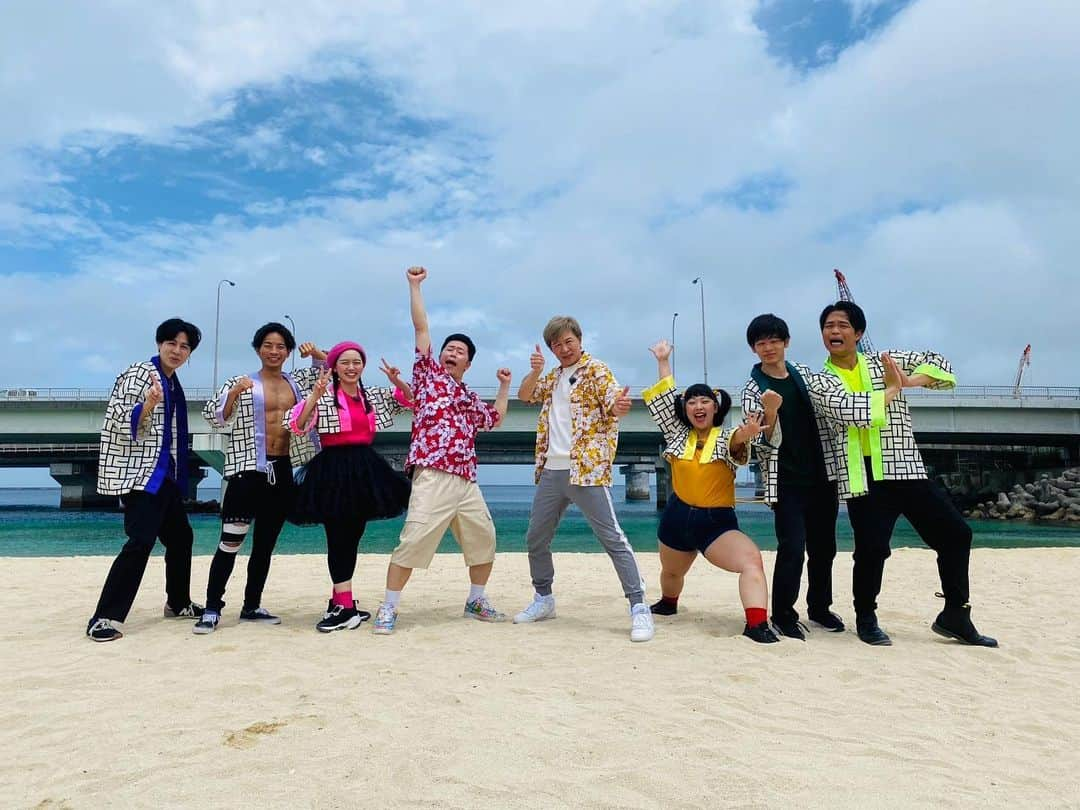 アキ（荒木良明）さんのインスタグラム写真 - (アキ（荒木良明）Instagram)「沖縄だぁーー🌴🏝🐠  只今、沖縄に居まーす😊  でも、台風の影響で今日の朝に着いて今日帰ります😢  今日の収録模様は6月28日(水) 深夜0,26〜1,26放送予定です📺　是非見てね  で、昨日は太子町立山田小学校に講演会で呼んでいただき、子供達の前で1時間お話しさせていただきました😀　 小学1年生から6年生までの180人ほどの子供達に、僕のお話し届いてるといぃなぁ〜🙏  よしっ  #よしもと新喜劇 #新喜劇アキ #沖縄 #台風」5月30日 20時21分 - mizutamareppuaki