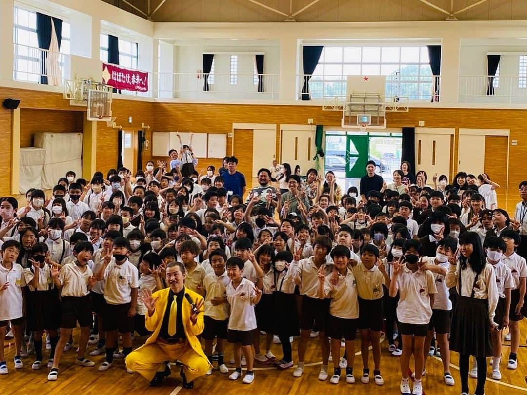 アキ（荒木良明）さんのインスタグラム写真 - (アキ（荒木良明）Instagram)「沖縄だぁーー🌴🏝🐠  只今、沖縄に居まーす😊  でも、台風の影響で今日の朝に着いて今日帰ります😢  今日の収録模様は6月28日(水) 深夜0,26〜1,26放送予定です📺　是非見てね  で、昨日は太子町立山田小学校に講演会で呼んでいただき、子供達の前で1時間お話しさせていただきました😀　 小学1年生から6年生までの180人ほどの子供達に、僕のお話し届いてるといぃなぁ〜🙏  よしっ  #よしもと新喜劇 #新喜劇アキ #沖縄 #台風」5月30日 20時21分 - mizutamareppuaki