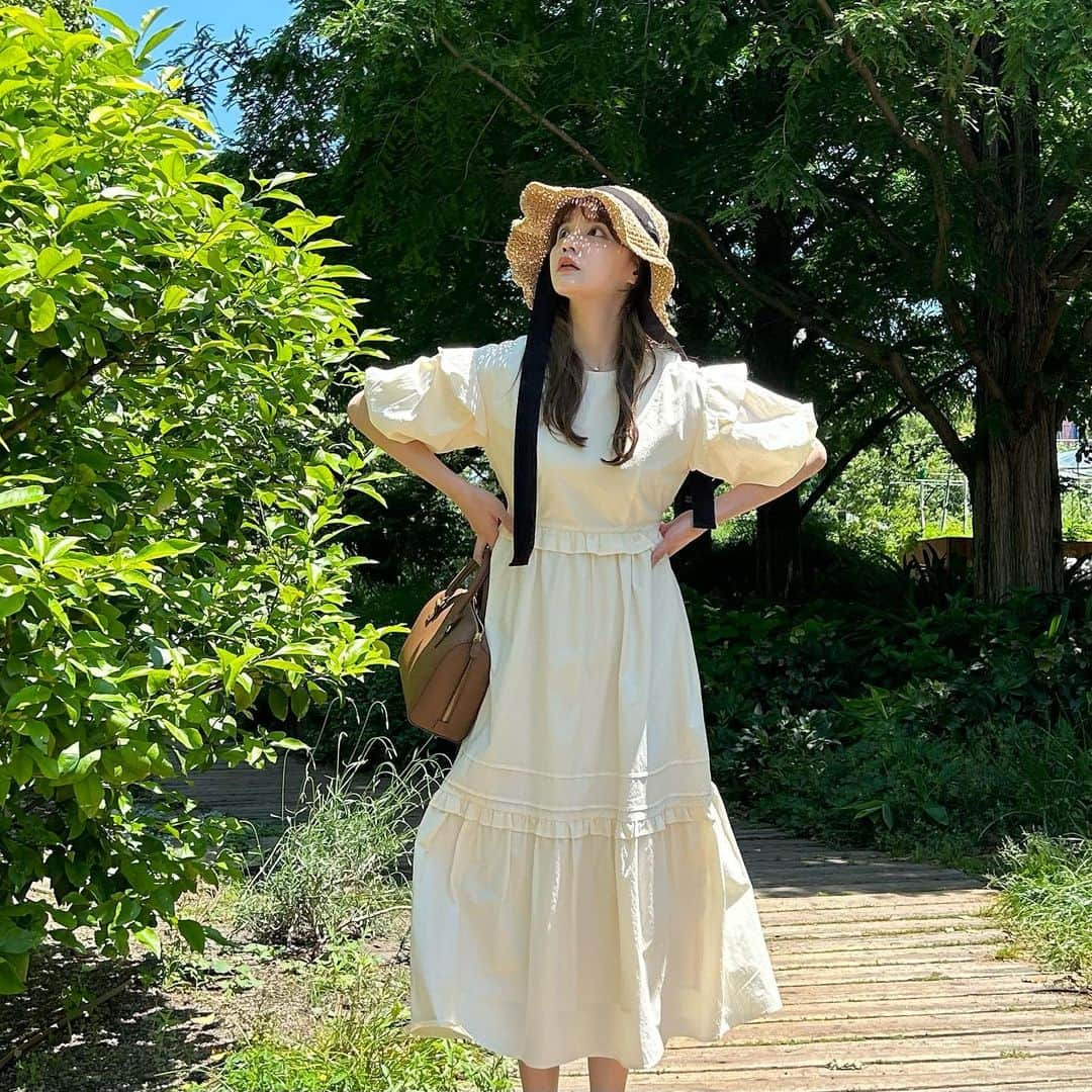 村田倫子さんのインスタグラム写真 - (村田倫子Instagram)「👒♡  ストーリー上げた時に すごくdmが届いたコーデ。 お袖が可愛いの…🪽💗  福岡Popupも気付けば来週ですね… とっても楽しみです。🥹 会場可愛く設営予定なのでｵﾀﾉｼﾐﾆ!!! (この子も並びます…  code onepiece #idem (comingsoon) bag #UNIQLO hat #idem sandal #idem」5月30日 20時21分 - rinco1023