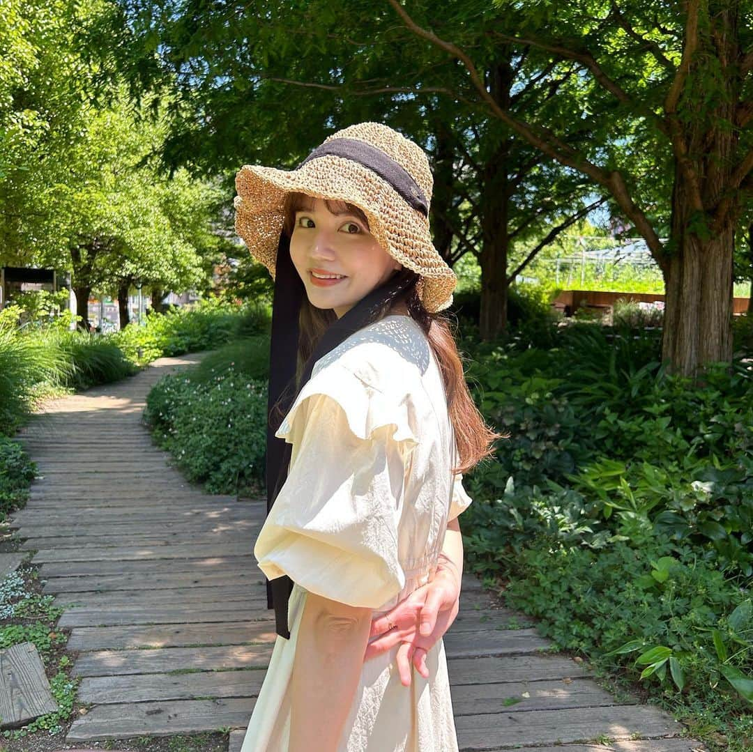 村田倫子さんのインスタグラム写真 - (村田倫子Instagram)「👒♡  ストーリー上げた時に すごくdmが届いたコーデ。 お袖が可愛いの…🪽💗  福岡Popupも気付けば来週ですね… とっても楽しみです。🥹 会場可愛く設営予定なのでｵﾀﾉｼﾐﾆ!!! (この子も並びます…  code onepiece #idem (comingsoon) bag #UNIQLO hat #idem sandal #idem」5月30日 20時21分 - rinco1023