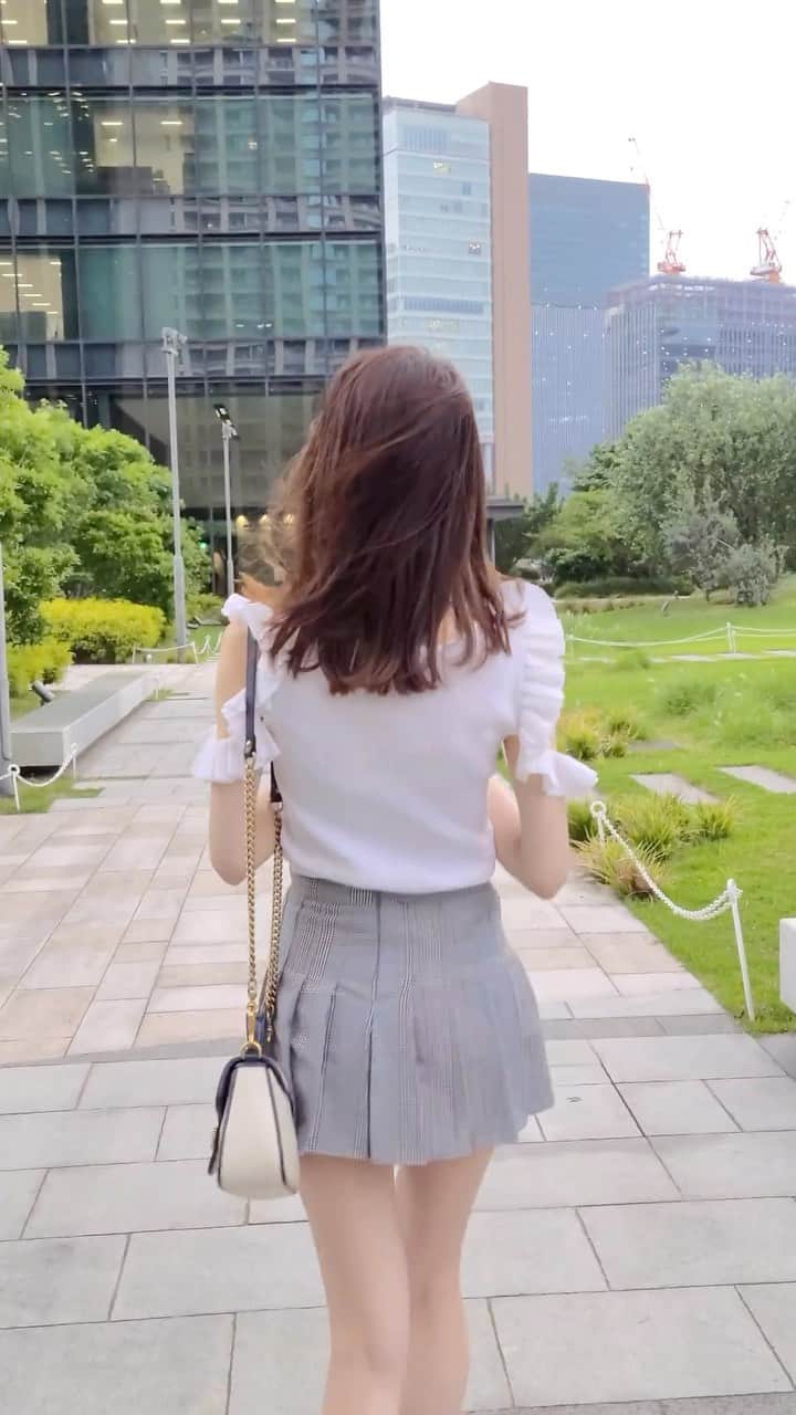 のインスタグラム：「💎 5月もラスト1日〜 やり残したことはない？  .  #大阪#梅田#美脚#インスタグラマー#ミニスカート#ミニスカ#後ろ姿#夏服#リエンダ#rienda#夏コーディネート #肩出し#梅田デート#グランフロント大阪 #グランフロント #梅田駅#大阪駅#プリーツスカート#モデル体型#韓国服#韓国ファッションコーデ #韓国ファッション通販 #韓国服通販 #韓国コーデ#美人#美女」