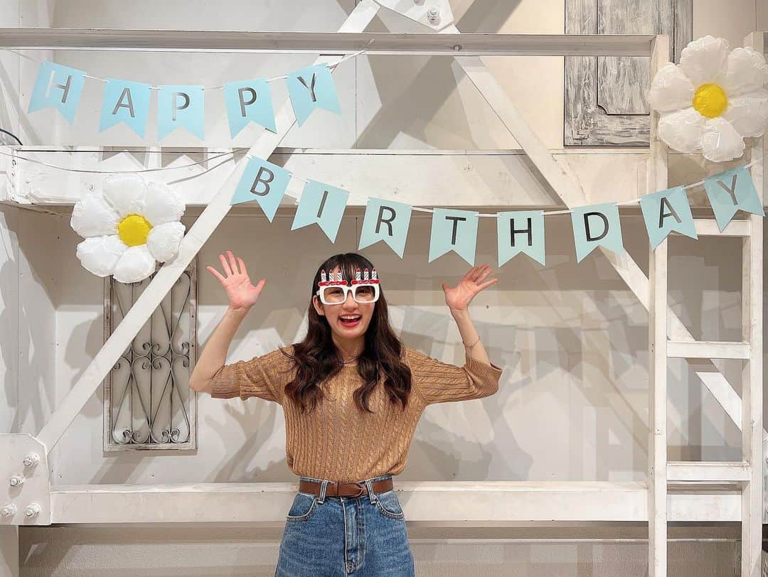 のインスタグラム：「Imai Hitomi Birthday event＊ 2023年5月28日(日)2部  さ！1部の反省も踏まえて2部だ！ はじめましてのひーちゃんのお友だち岡田彩花さんをお迎えして  2部スタートです✨  人見知りだとか怖いイメージを持たれがちと 事前情報伺っていたのですが、 全然大丈夫そうな打ち合わせのごようす！  いざ始まるから行きますよー！って扉を開ける瞬間に 緊張してきたって言ってました。笑  とは言いつつOPトークして 一つ目のコーナーにいったらもう大丈夫そうでしたね！さすが✨  1部同様質問にお答えしていきましたよ〜♪  実はね、もうこの時点でじわじわ押していたのですが、 ま！大丈夫か！ってしてたらこのあと痛い目を見ます、、😇  そんなことはさておき、2部はゲームコーナーメインだったので ワードウルフへ🐺  お題は1部ゲストの円ちゃんが考えてくれました✨  例題でお題を見せてゲームしてみたり、見せないでやってみたり！！  いやー、誰が仲間なんだ！！！って盛り上がりましたね笑  ひーちゃんはなんだかずっと安定したポジションにいて、 あー絶対どちらかと仲間だってところにいました。 ずるいですね。  公平なんでそんなことはありません。(笑)  2題やったところであらびっくり！ 次のコーナーも終わっているタイム〜！  もう、すぐひーちゃんに相談した！笑 ステージ上だってのに！！！  ちょっとね〜楽しかったんでね〜 ワードウルフもう一題やってしまいました(*´꒳`*)テヘ💕  それでも良かった！と言えるくらい盛り上がってましたので ひーちゃんと私は英断だったことに若松はします◎  さ、コーナーは１ついなくなりましたが、(?) 皆さんへのお土産コーナーは忘れません！  画伯の時間〜(抽選コーナー) 彩花ちゃんは絵が得意じゃないご様子で 描きながら自分の絵を見て笑ってました笑  みたら、伝わった笑  すごくリアルに書くタイプの人だった笑  SNSにあげてくださってる方いたので良かったらみてみてね笑  各々個性ある絵が描き上がってました👍🏻  そして2部は急遽皆さまにもお願いして、 ひーちゃんへお歌の贈り物を🎁！！  一緒に歌ってくれてありがとうございました！！！  そんなこんなで締めくくったお誕生日イベントでした！！！  すごく楽しんだ1日で毎日24時間同じ時間が流れているはずなのに、この日はなんだか短かったです😳  充実度高いって意味でね！本当にあっという間でした✨  1分1秒すぎるの早すぎて 時計を見た時の驚きで何度頭をフル回転させたか😇ﾊﾊ  一緒にお祝いしてくれてありがとうございました🎉  そしてひーちゃん！ 特別な回に呼んでくれてありがとう😊💕びっぐらぶ！  さ！ひーちゃんのお誕生日はいよいよ明日！今日はお誕生日カウントダウンの配信しているってよおおお！！！！🥳🤍  #生誕 #イベント #生誕祭#今井瞳生誕祭2023  #トーク #ゲーム #抽選 #お誕生日 #おめでとう #誕生日 #お祝い #祝 #新宿 #44 #FANTASY #ホール #ゲスト #MC #若松愛里 #Birthday #event #talk #game #art #corner」