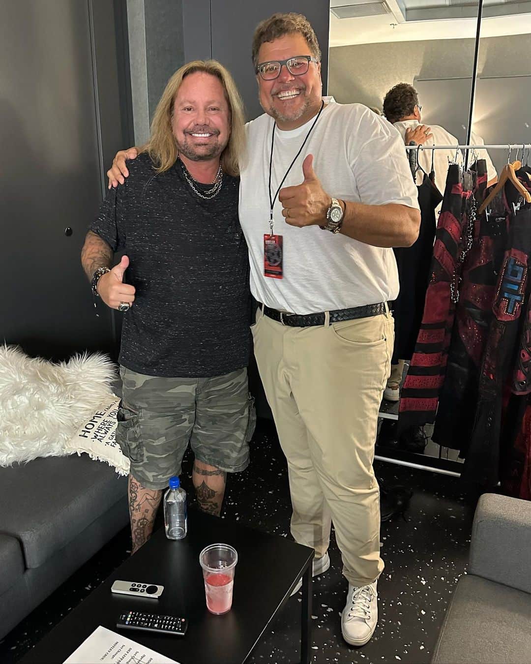 ヴィンス・ニールのインスタグラム：「Great to see my friends @jimmyjohnliautaud & @adventuresofspencer at the Budapest concert last night!」