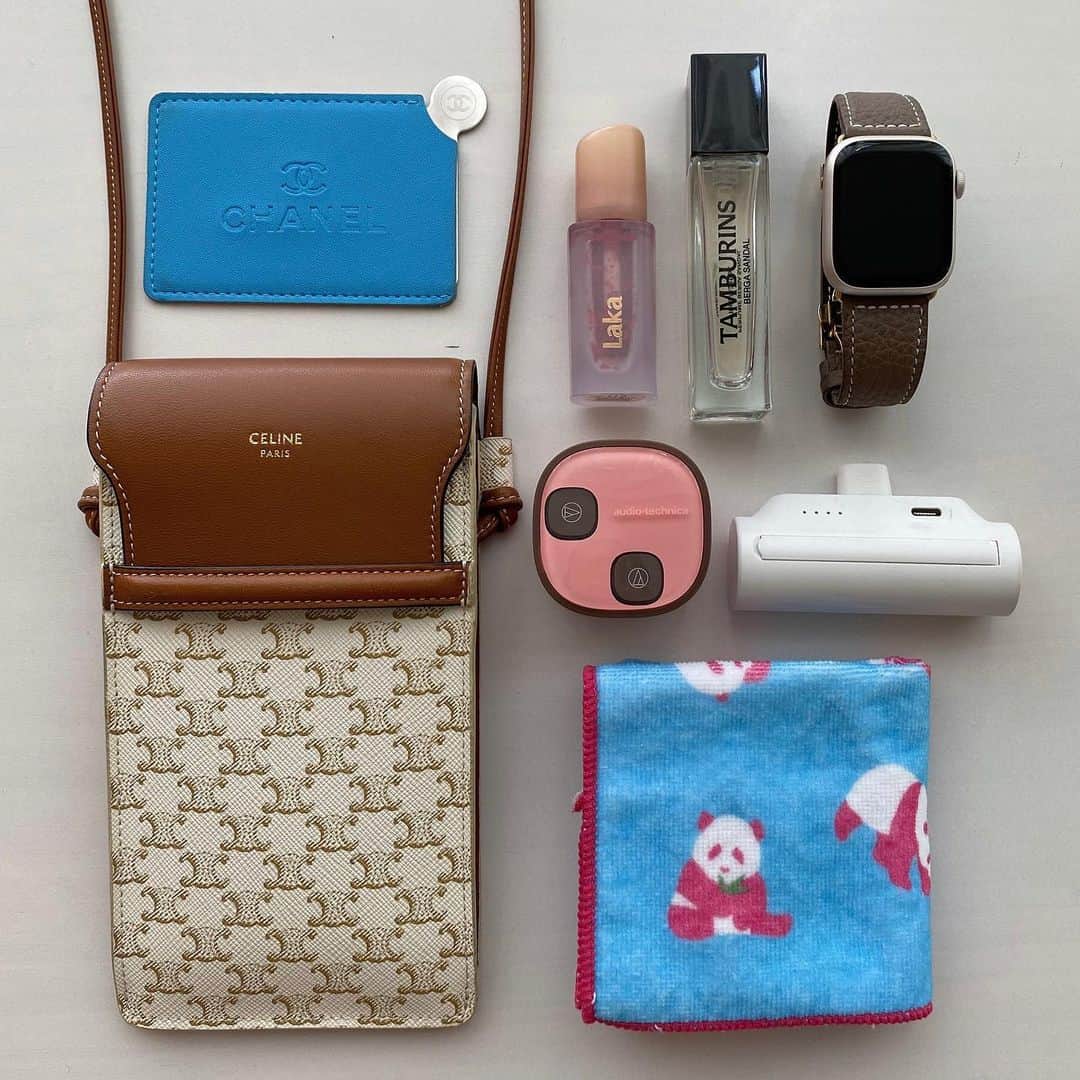大野莉昂さんのインスタグラム写真 - (大野莉昂Instagram)「いつも一緒な必需品たち🐼 デザインが可愛すぎるイヤホンは新入り🎧🩷🤎 一人での移動時間は、常に音楽聴いてノリノリ 水洗いもできるしイヤホン無くしてもアプリで探せる◎ 4/21にオーディオテクニカから新発売されたATH-SQ1TW2だよっ。 @audiotechnicajp 　 #PR #オーディオテクニカ #audiotechnica #ATHSQ1TW2 #音楽好き #イヤホン #イヤフォン #ワイヤレスイヤホン #オーディオ #音楽鑑賞 #防滴 #おうち時間 #最高のひとりぼっち #オーディオテクニカのある暮らし #モバイルバッテリー #かばんの中身 #バッグの中身 #充電器 #香水 #アップルウォッチバンド #applewatch」5月30日 20時25分 - bbbbrikopanda