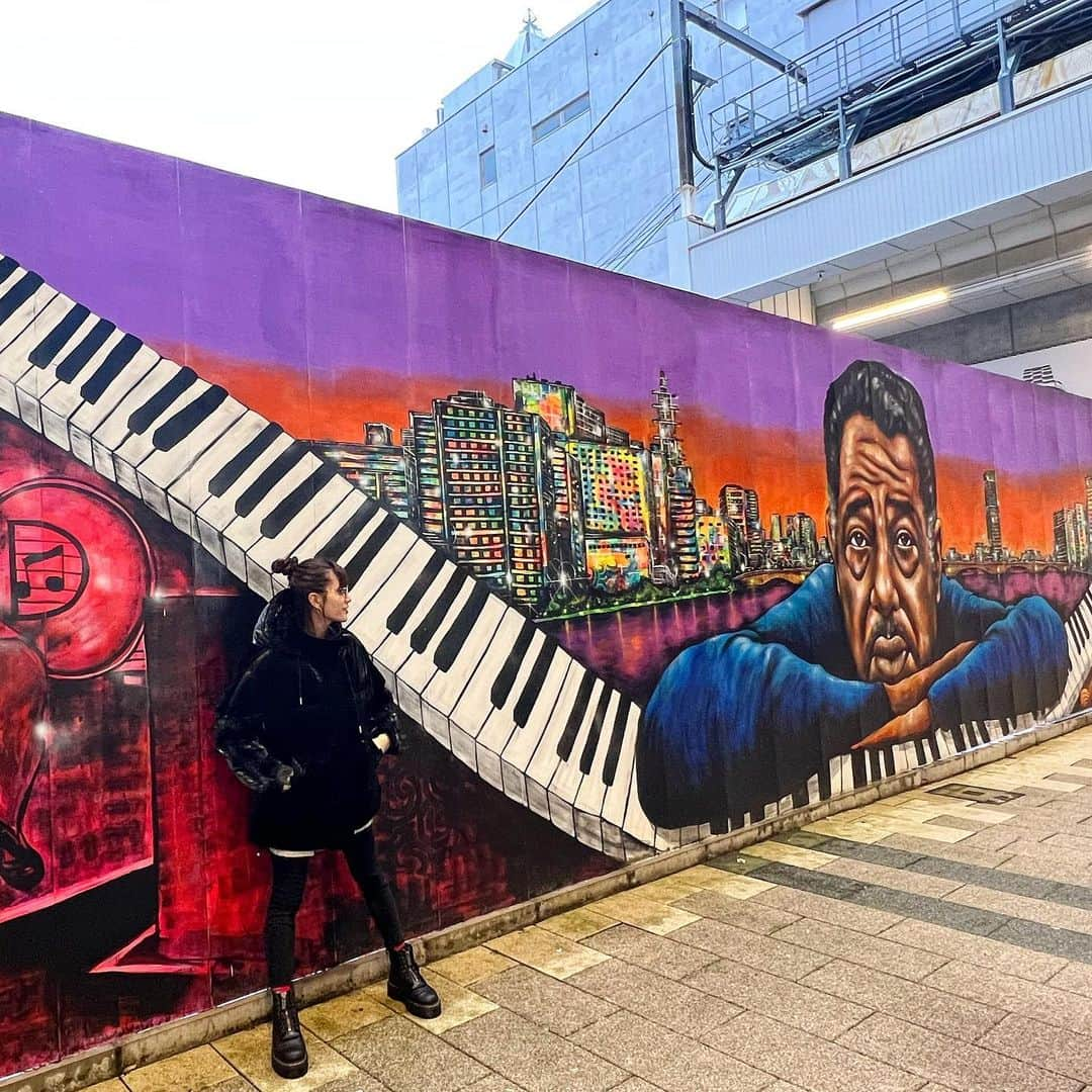 三谷紬さんのインスタグラム写真 - (三谷紬Instagram)「🎹🎵 写真を振り返っていたら出てきた、 弟が居た新潟での一枚📷 （また転勤になったのでもう新潟にはいません） こういうアートな壁を見つけると ついつい写真を撮りたくなってしまいます🐣 新潟いい街だったなぁ。 今度はビッグスワンにお邪魔したい。 * #新潟#nigata#新潟市#商店街#アート#art#壁#🎨#🖼️#ビッグスワン#スタジアム#stadium#アルビレックス新潟#テレビ朝日#アナウンサー#三谷紬」5月30日 20時26分 - mitani_tsumugi