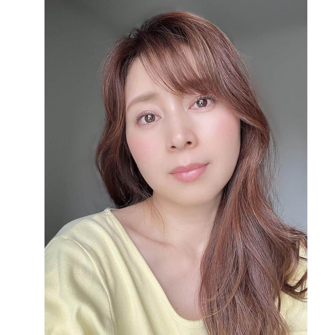 中野公美子のインスタグラム：「うたた寝後、 結んでいた髪を解いたら 髪のニュアンスいい感じ✨ 最近したまつげパーマもいい感じ✨ マツパしてから、マスカラを塗らない日が増えた！  #偶然の #ニュアンスヘア #まつげパーマ  #マツパ #マツパ最高　 #うたた寝からの #寝起き #46歳」