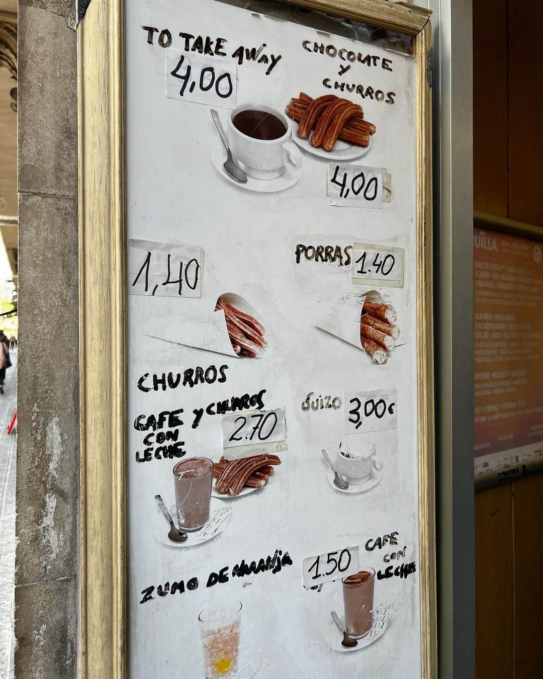 雨宮みずきさんのインスタグラム写真 - (雨宮みずきInstagram)「Barcelonaでgelatoは絶対にここ⇩ 🏠@delacrembcn 😋🍦🇪🇸🫶 📍C/ Enric Granados 15 📍Pg. Sant Joan 59 Enric Granados, 15-17, Barcelona, Spain  チョコチップとピスタチオが特にオススメ🥹🥜💚 1日目は荷物が届かないハプニングが、、😂😭😢 化粧もせずジャージのままお散歩しながら🚶‍♀️ 最初に入ったお店がここだったよ🥹 ジェラートの味がとっても濃厚で私のどタイプすぎた🤤💕  🏠@anita_gelato_barcelona は味の種類も豊富で 店内がとっても可愛いくて映えなジェラート屋さん🥰🍨 定員さんがみんな愉快な人達だった🤗🪄✨  🏠@churrerialaietana  3つ目のチュロス屋さんは一つ前のリールでも 紹介した1番オススメのチュロス屋さん🤤🍩🍫❤️  #delacrem #gelato #Barcelona」5月30日 20時39分 - ammymzk0926