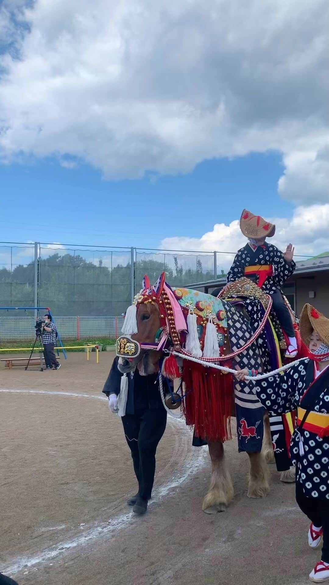 仮屋未来のインスタグラム：「⁡ ⁡ 今日は来月のパレードを前に 地元の保育園を訪れた チャグチャグ馬コの取材でした！ ⁡ チャグチャグ馬コは 田植えを終えた農耕馬に感謝する伝統行事✨ ⁡ 400個もの鈴を身につけているそうです😳 ⁡ 鈴の音は地元の人たちに 初夏を知らせてくれます😊 ⁡ 今年は6月10日に開催です🌻🍉 ⁡ 土曜日なのでGo!Go!いわてのあとに見に行きます！ 楽しみです💕 ⁡ #チャグチャグ馬コ」