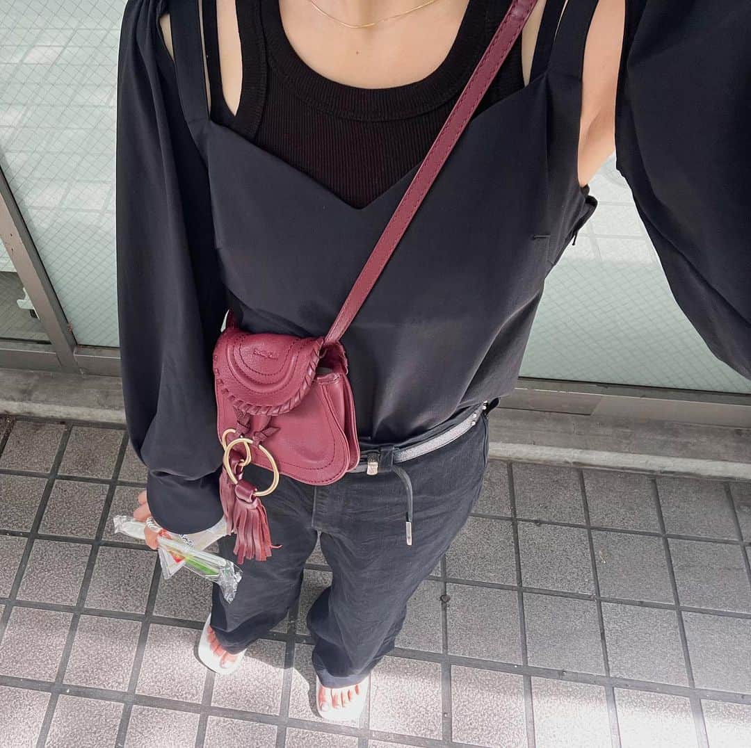 のインスタグラム：「_ よく着てる👚 @_nounless  片手に朝食握りしめながら🤳」