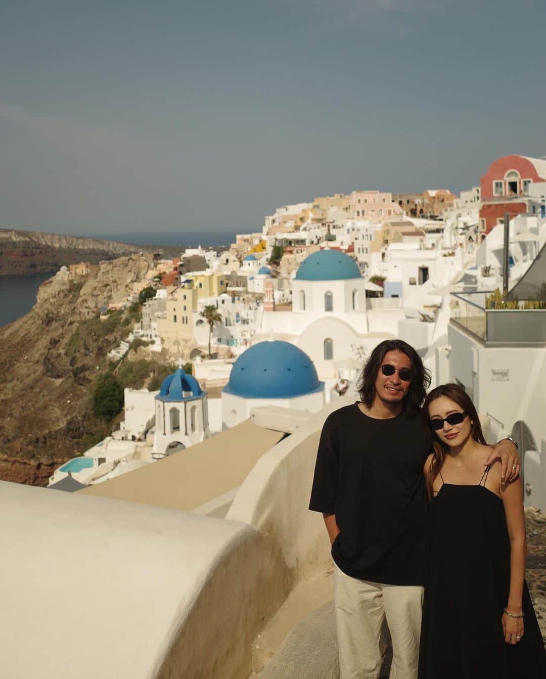佐々木彩乃のインスタグラム：「📍Greece,Santorini  THE 観光客な写真🤣  結婚式終わったらギリシャに新婚旅行行きたいね〜と話していたら 妊娠発覚。 もう海外旅行なんて頻繁に行けなくなりそうだし他も周ろうとヨーロッパ15日間の旅✈️ 2カ国目 初ギリシャ。 2泊3日のショートステイだけど楽しめた🤍」