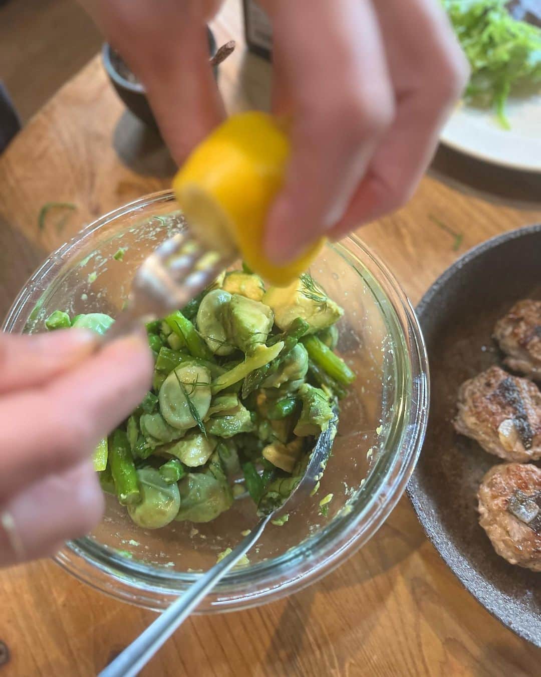 シンプルなヤギチーズと卵のトースト、エンドウ豆とディル添えのレシピ