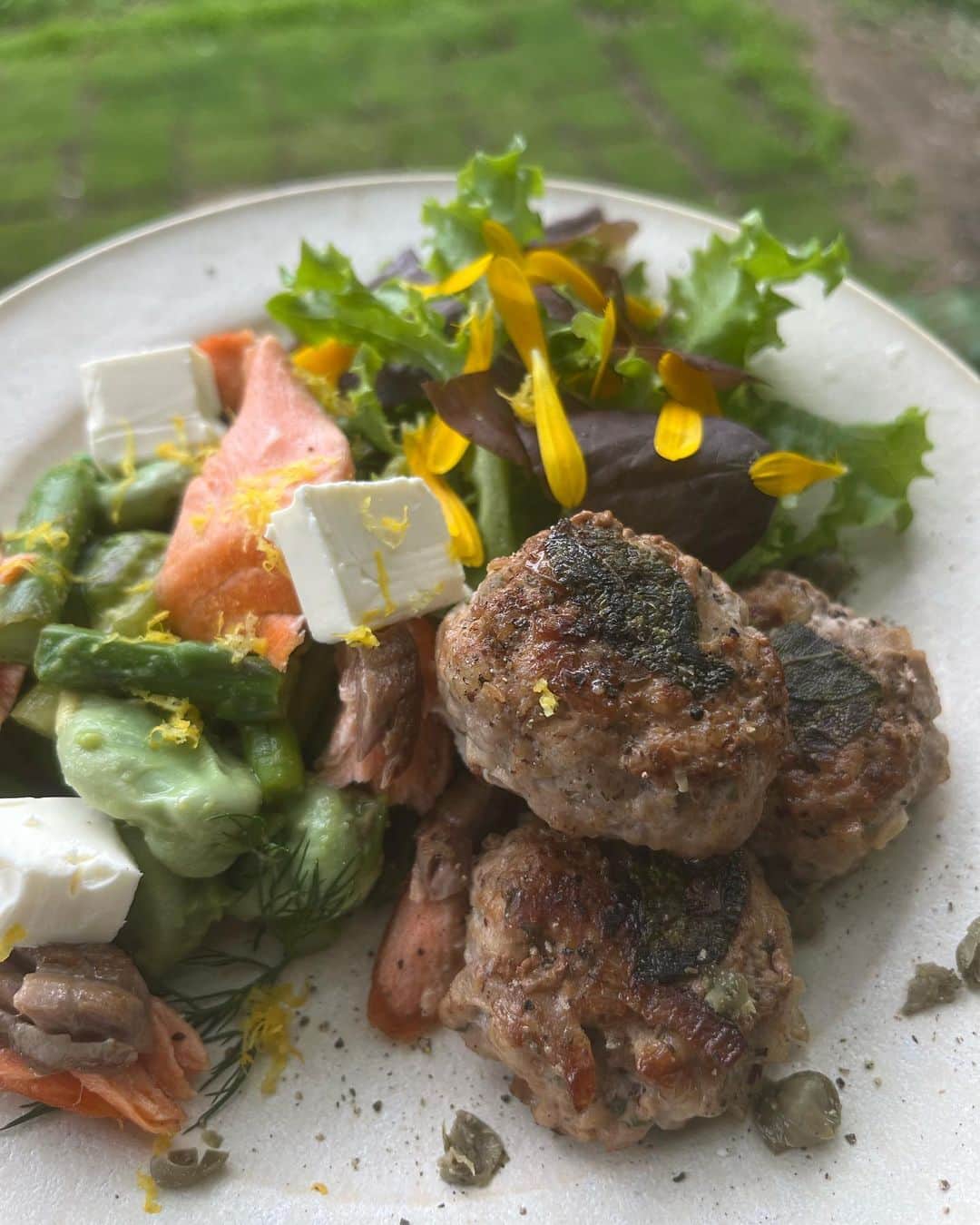 シンプルなヤギチーズと卵のトースト、エンドウ豆とディル添えのレシピ