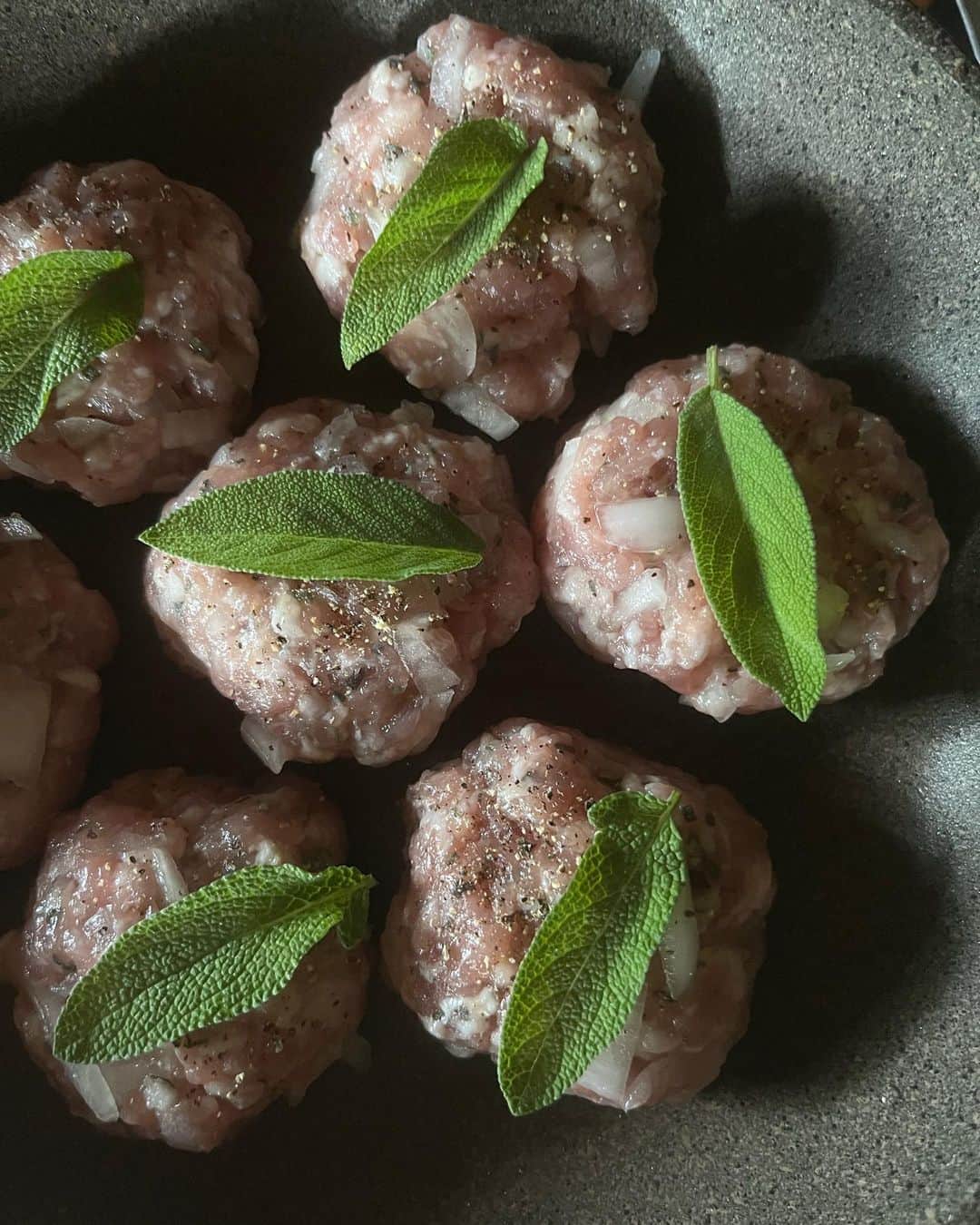 シンプルなヤギチーズと卵のトースト、エンドウ豆とディル添えのレシピ