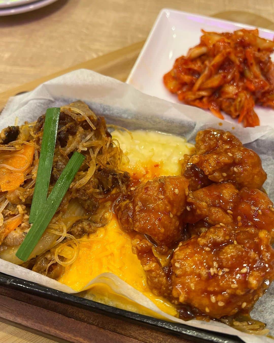 小鳥寿未代さんのインスタグラム写真 - (小鳥寿未代Instagram)「大好きな韓国料理🇰🇷  5/25にオープンした 【Kαイオンモール新瑞橋店】 @k_alpha_aratamabashi さんへ  @nagoya_tabestagram さんの投稿を見て👀 早速⤴️  大好きな坦々麺と韓国冷麺の合体！ そりゃ美味しいに決まってます⤴️  Wチーズプルコギ&ヤンニョムチキンはチーズをたっぷりつけて😁  デザートは ふわふわオムレット♡ プレーンとティラミスオレオを♡  韓国に行った気分で楽しめました♫ オープンしてまだ数日なのにほぼ満席でした🈵  すごい(　´艸｀)  #韓国料理  #ヤンニョムチキン  #プルコギ  #冷麺  #韓国冷麺  #ビビンバ  #石焼ビビンバ  #チヂミ  #キンパ  #スンドゥブ  #韓国旅行  #名古屋グルメ  #名古屋  #新瑞橋  #オムレット  #ふわふわ  #坦々冷麺  #キムチ  #辛ラーメン  #korea  #イオン  #aeon  #イオンモール」5月30日 20時48分 - piyopiyo777