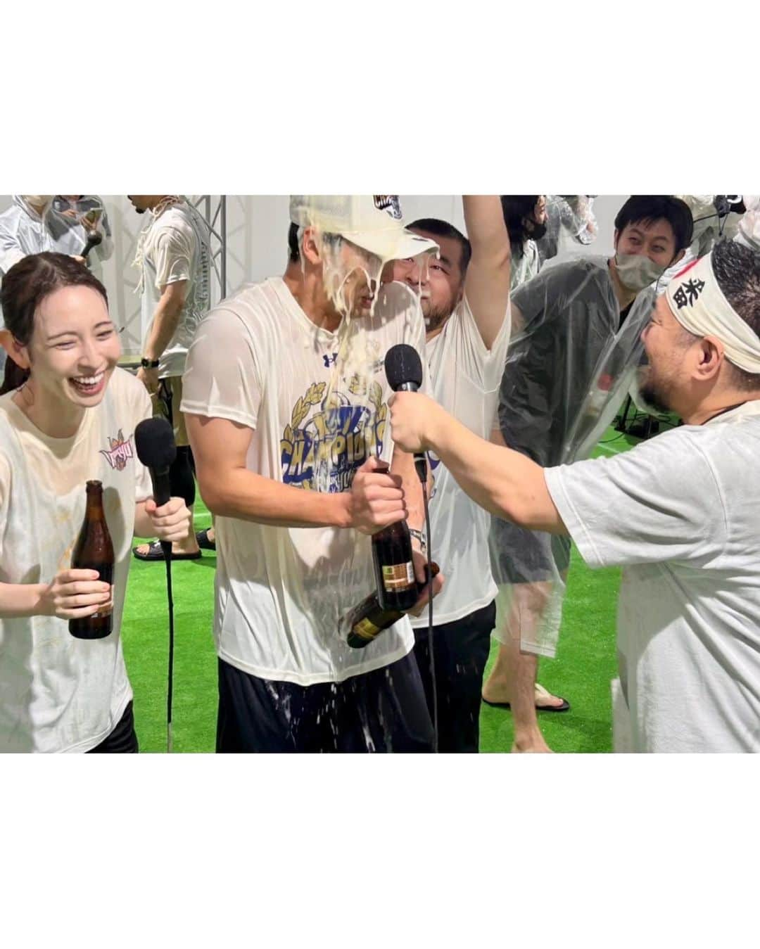 今井麻椰さんのインスタグラム写真 - (今井麻椰Instagram)「シャンパンファイト🍾✨優勝祝勝会が4シーズンぶりに開催されました🥹  ツルッツルになりました🍺  #琉球ゴールデンキングス の皆様👑優勝おめでとうございます🏆‼️  今年のファイナルも本当に感動しまくりでした。両チームに拍手。余韻がすごいです…🥺  Bリーグ最高‼️  #Bリーグ #bleague #バスケットLIVE #日本生命Bリーグファイナル #Bリーグファイナル #シャンパンファイト #ビールかけ」5月30日 20時41分 - maya_imai_124