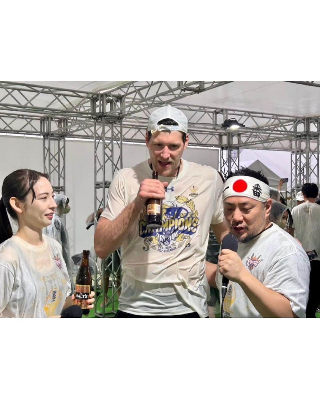 今井麻椰さんのインスタグラム写真 - (今井麻椰Instagram)「シャンパンファイト🍾✨優勝祝勝会が4シーズンぶりに開催されました🥹  ツルッツルになりました🍺  #琉球ゴールデンキングス の皆様👑優勝おめでとうございます🏆‼️  今年のファイナルも本当に感動しまくりでした。両チームに拍手。余韻がすごいです…🥺  Bリーグ最高‼️  #Bリーグ #bleague #バスケットLIVE #日本生命Bリーグファイナル #Bリーグファイナル #シャンパンファイト #ビールかけ」5月30日 20時41分 - maya_imai_124