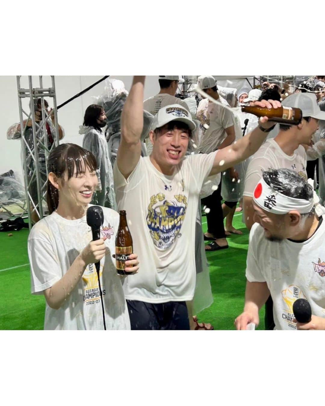 今井麻椰さんのインスタグラム写真 - (今井麻椰Instagram)「シャンパンファイト🍾✨優勝祝勝会が4シーズンぶりに開催されました🥹  ツルッツルになりました🍺  #琉球ゴールデンキングス の皆様👑優勝おめでとうございます🏆‼️  今年のファイナルも本当に感動しまくりでした。両チームに拍手。余韻がすごいです…🥺  Bリーグ最高‼️  #Bリーグ #bleague #バスケットLIVE #日本生命Bリーグファイナル #Bリーグファイナル #シャンパンファイト #ビールかけ」5月30日 20時41分 - maya_imai_124