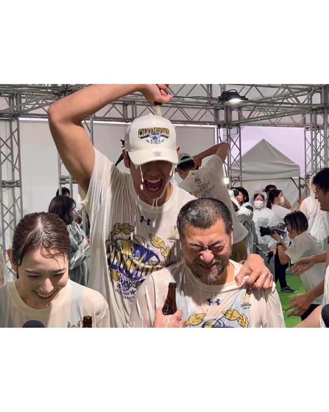 今井麻椰さんのインスタグラム写真 - (今井麻椰Instagram)「シャンパンファイト🍾✨優勝祝勝会が4シーズンぶりに開催されました🥹  ツルッツルになりました🍺  #琉球ゴールデンキングス の皆様👑優勝おめでとうございます🏆‼️  今年のファイナルも本当に感動しまくりでした。両チームに拍手。余韻がすごいです…🥺  Bリーグ最高‼️  #Bリーグ #bleague #バスケットLIVE #日本生命Bリーグファイナル #Bリーグファイナル #シャンパンファイト #ビールかけ」5月30日 20時41分 - maya_imai_124