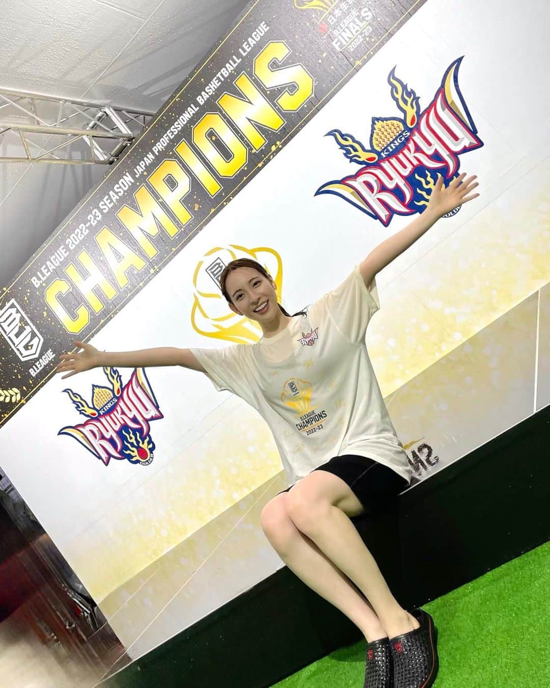 今井麻椰のインスタグラム：「シャンパンファイト🍾✨優勝祝勝会が4シーズンぶりに開催されました🥹  ツルッツルになりました🍺  #琉球ゴールデンキングス の皆様👑優勝おめでとうございます🏆‼️  今年のファイナルも本当に感動しまくりでした。両チームに拍手。余韻がすごいです…🥺  Bリーグ最高‼️  #Bリーグ #bleague #バスケットLIVE #日本生命Bリーグファイナル #Bリーグファイナル #シャンパンファイト #ビールかけ」