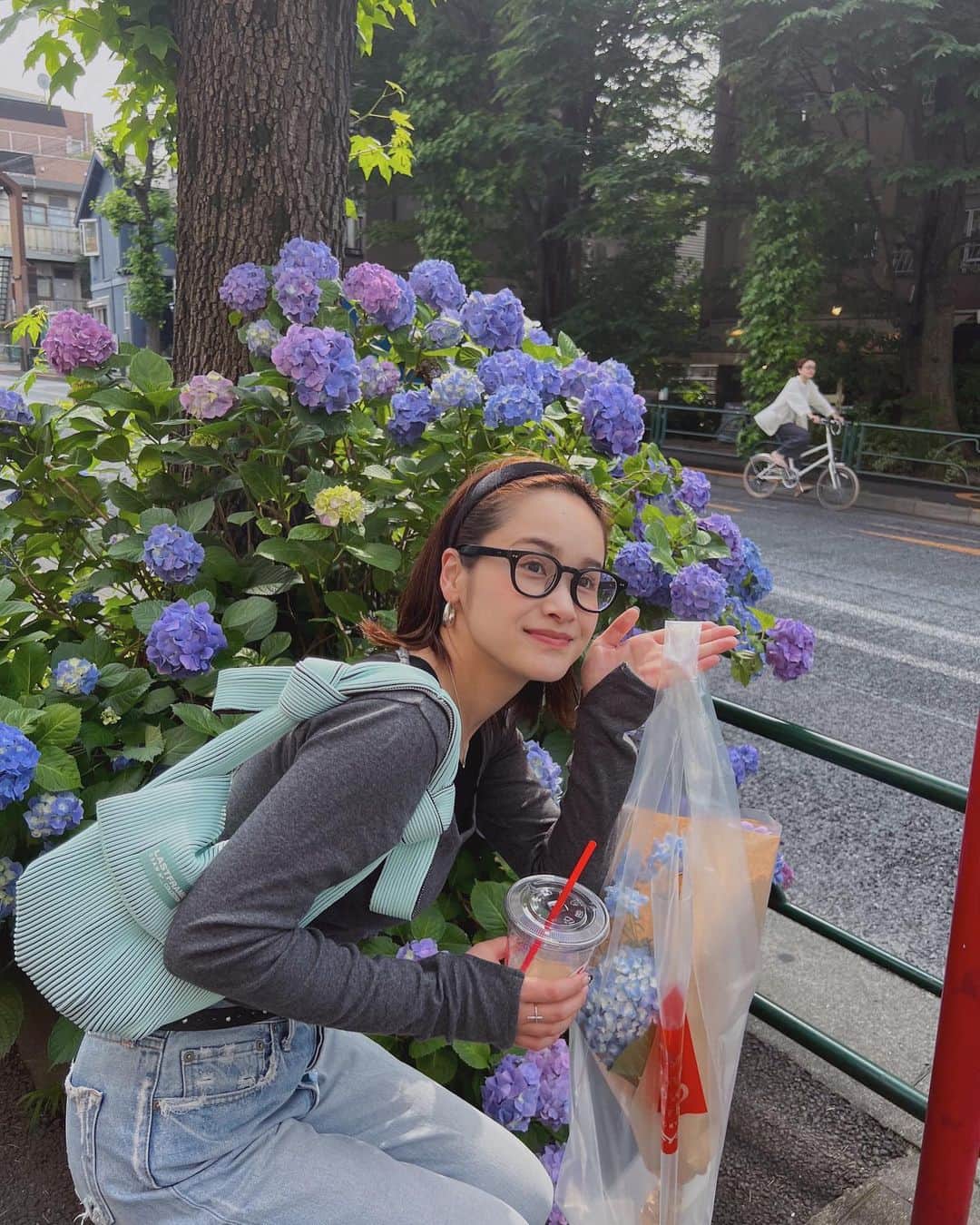 YUMIKO TANAHASHIのインスタグラム：「紫陽花の季節なので、 家に紫陽花を飾ろうと思います！🐠🫧  #紫陽花 #あじさいって可愛い #flower #花っていいね #休日」