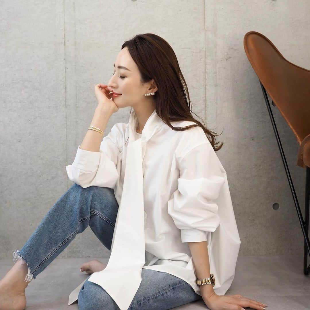 星玲奈のインスタグラム：「今日の昼間のインスタライブの時も着ていたシャツ。DMでもいくつかご質問をいただきましたので😌 @maisonbreeze_official というブランドのもので、最近とてもお気に入りのブランド😍 シャツが特に秀逸で、アンダー5000円という価格帯なのに シルエットの綺麗さ、シワになりにくい質の良さ、映えるディテールのあるデザインも好みすぎる😍 こちらのボウタイ付きのシャツは ボウタイを垂らしたり、片結びしたり。 デニムに合わせてラフに着ています😌  そしてそしてお知らせも📢 @maisonbreeze_official さんと、 6/1(木)の20時より インスタライブを行うことになりました🙌🏻❤️ こちらのシャツも含め、メゾンブリーズの他のおすすめシャツ数型で 着こなしのご紹介をさせていただきたいと思います😄 お時間のある方はぜひーー❤️  #maisonbreeze #シャツコーデ」