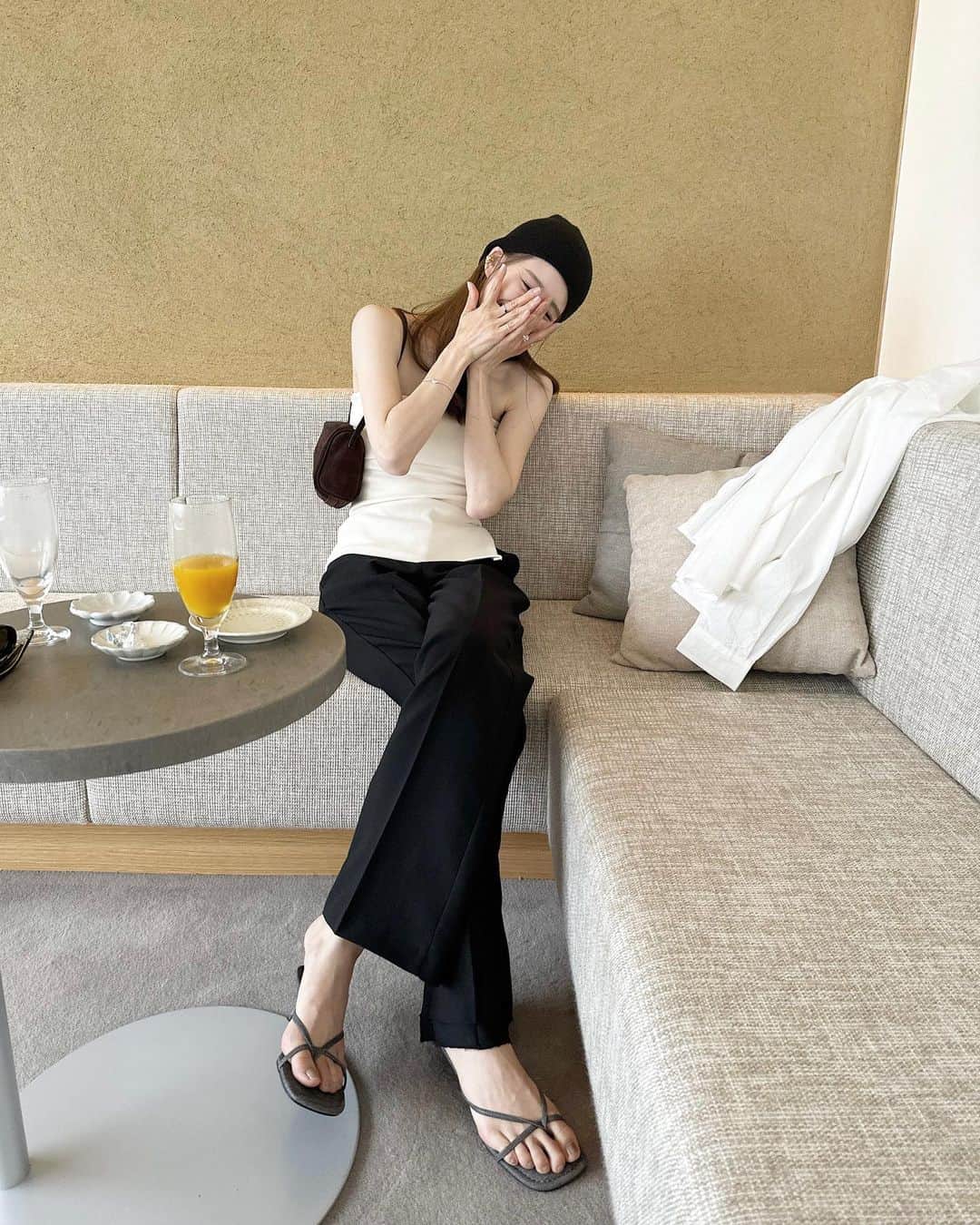 i am aiのインスタグラム：「梅雨入り、🩵☔️  ㅤㅤㅤㅤㅤㅤㅤㅤㅤㅤㅤㅤㅤ むし暑かったり、肌寒かったり、で 体調管理大事！ (最近体調崩してた人😗 ㅤㅤㅤㅤㅤㅤㅤㅤㅤㅤㅤㅤㅤㅤㅤㅤ ㅤㅤㅤㅤㅤㅤㅤㅤㅤㅤㅤㅤㅤ #チューブトップ#ベアトップ#スラックス#ニット帽#サンダル#シルバーアクセサリー#ビーニー#大人コーデ#大人カジュアル#モノトーンコーデ#ブラックコーデ#ホワイトコーデ#神戸ホカンス#神戸カフェ#夏服#夏服コーデ#今日の服#今日のコーデ#コーディネート#shoponpon」