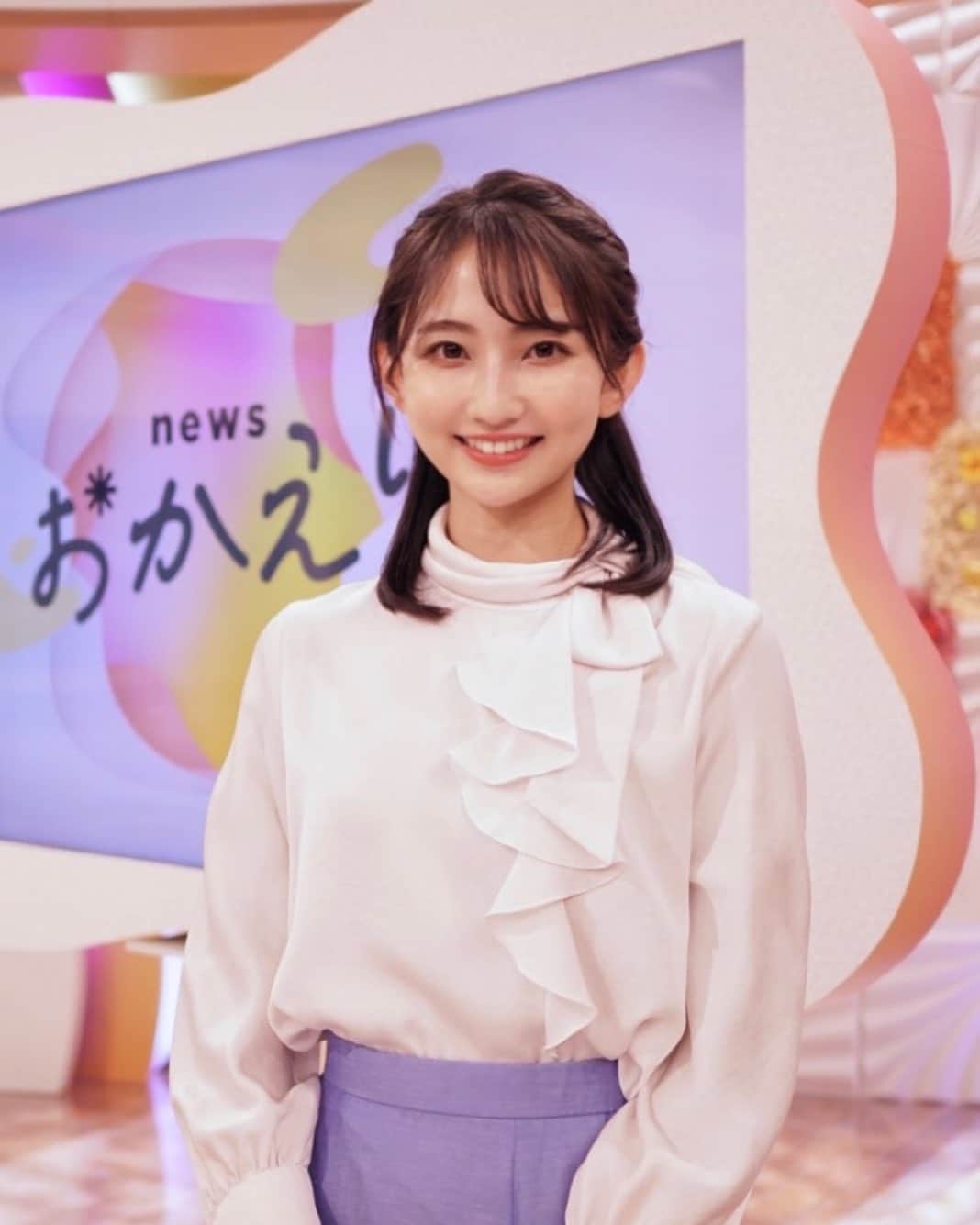 友廣南実のインスタグラム：「・ 今日発売された 週刊FLASHの「お天気キャスター総選挙」に ランクインしていました〜☀️☀️☀️  全国区で活躍されている方々と一緒のランキング表に、 私がいる、、！！驚きです🫢🫢 恐れ多いですが、嬉しすぎます😳😳  いつも暖かく見守ってくださり、 本当にありがとうございます🫶 これからも皆さんのおかえりの時間に、 お天気とともに「ほっ」と一息する瞬間を お届けできるように頑張ります！🔥  #newsおかえり #お天気キャスター」