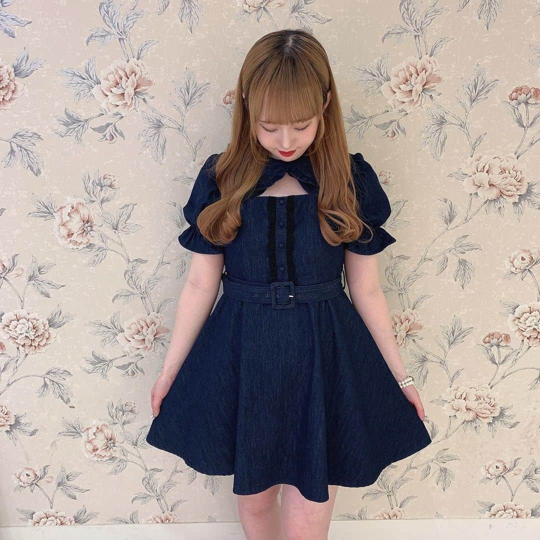 evelyn.coordinateのインスタグラム：「𝑠𝑢𝑚𝑚𝑒𝑟 𝑐𝑜𝑙𝑙𝑒𝑐𝑡𝑖𝑜𝑛👱🏻‍♀️🎀♡    一気に夏らしい雰囲気に  してくれちゃう ((#襟フレアop ))🌻💞໒꒱· ﾟ     丸襟だから一段と可愛いし  甘めが好きな方には絶対  おすすめしたいワンピです:( ´ᴗ⸝⸝⸝ᴗ`)☝🏻🩷🩷       📃 #襟フレアOP denim / free price : ¥9,400 (tax in)       #evelyn #エブリン #ガーリーコーデ #甘めスタイル #甘めコーデ #清楚コーデ #可愛い  #girly #feminine#フェミニンコーデ  #frenchgirl #evelynコーデ #フレンチガーリー」