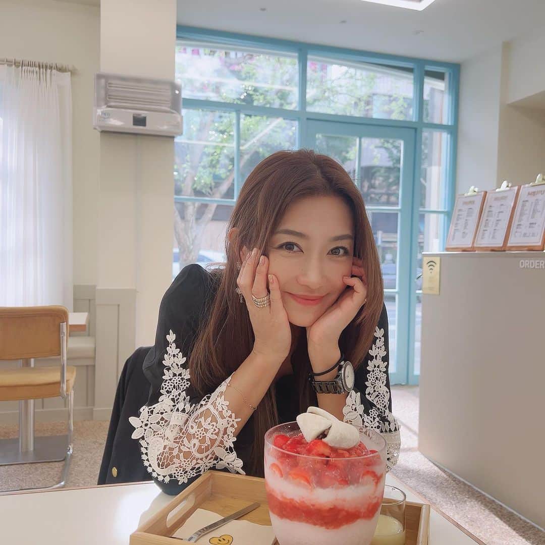 松藤あつこのインスタグラム：「今年42歳のぶりっ子🤣  (レーザー後の隠しですw)  もう本当にフィード投稿頻度が低いですが…韓国🇰🇷大邱の素晴らしき思い出✨  SHINSEGEデパートから縦にまっすぐ歩いて見つけたこのかき氷屋さん‼️  人生で一番美味しかったです‼️  生苺🍓(seasonメニュー)  高級過ぎる！1450円ぐらい🩷  いやいや、せんびき⭕️だったら 5000円ぐらいでしょうか⁉️😝  韓国で受けた美容施術も結果最高すぎて…改めて🙇‍♀️  日本での日常も幸せでしかないな🩷  ちょっと離れると、沢山気づきがありますよね😝  #韓国 #出張 #美容expo #大邱 #初 @dellaborn_official  #有難う #家族 #ありがとう」