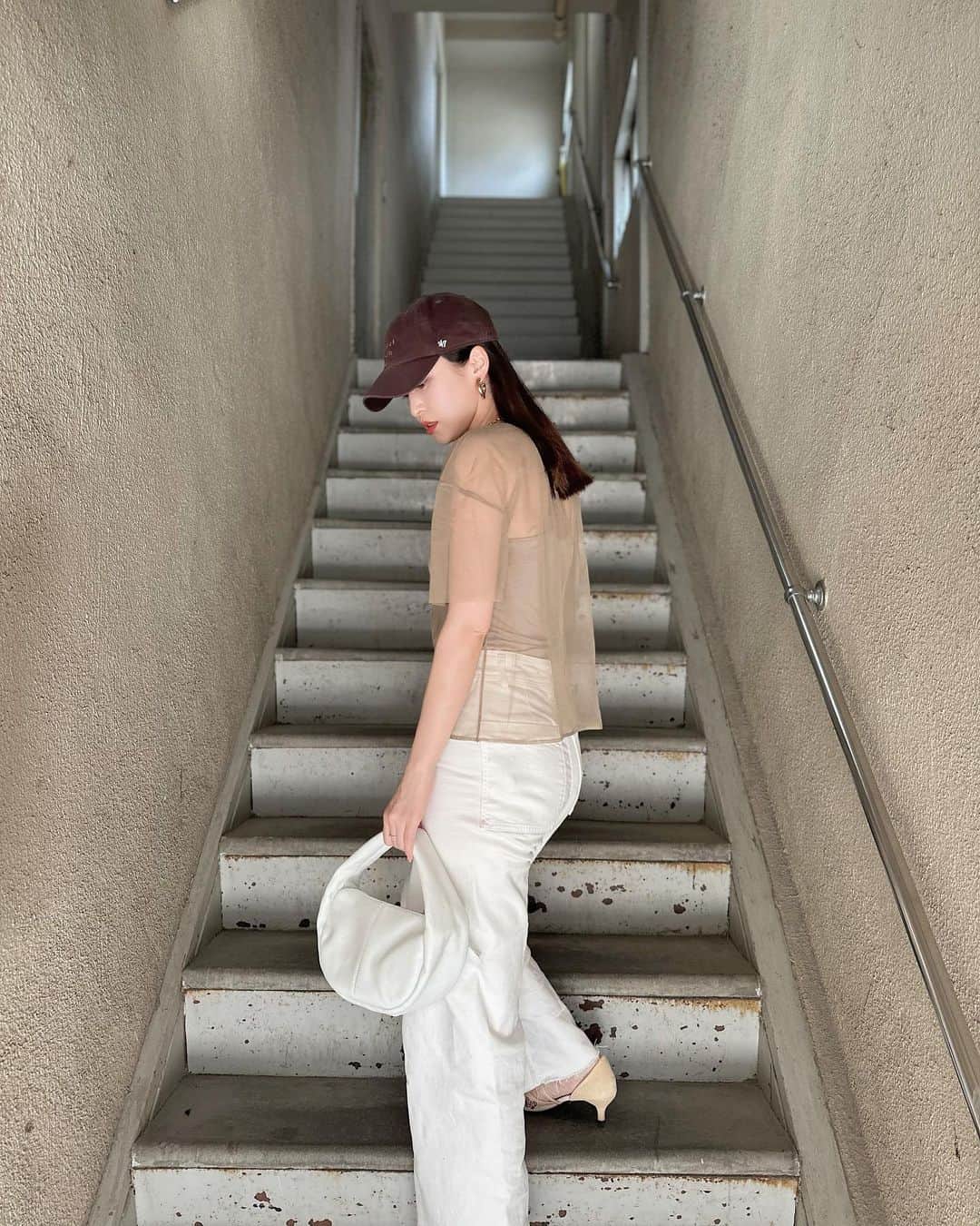 上野なつひのインスタグラム：「そろそろ東京も梅雨入りかな？ 貴重な晴れの日の休日style  行こうとしたカフェの入り口間違えるわ、行ったらオープン前だったりとバタバタday🤣 そんな事も時間に余裕あると気にならない。 切り替え大事だね！」