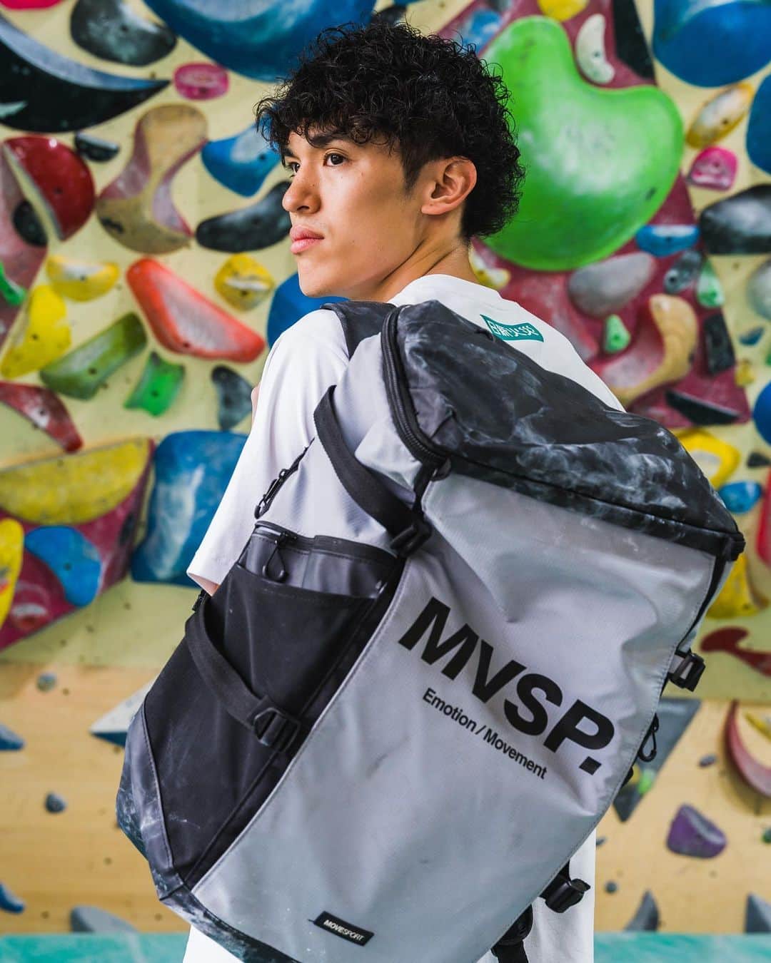 楢﨑明智のインスタグラム：「僕が日々使用している MOVESPORTさんのスクエアバック✨  MVSP.ロゴで大きくリニューアルされ、お気に入りです😄  必要な物が余裕で入り、バック自体が軽いので持ち運びも楽です！  @movesport_jp   #MOVESPORT #ムーブスポーツ #バックパック #スクエアバッグ」