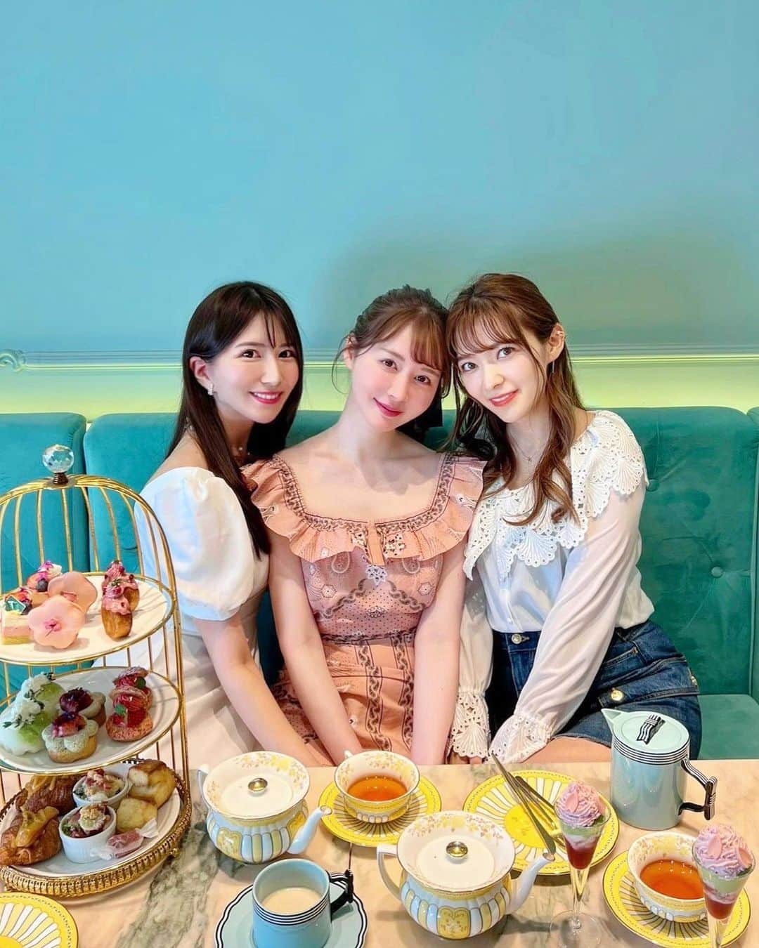 岩根沙恵子?さえみるのインスタグラム：「☕️ 𝒜𝒯 spring afternoon tea🌸  まなてぃと展示会行って あやぷ合流してアフティ💝  久しぶりに2人と会えて 恋愛やらSNSのお話やらして あっという間の2時間だった🥰❤︎  表参道店は初の来訪！💎 1階はピンク、2階はブルー✨ 1ドリンク付で ¥4,400-❤︎ 結構ボリュームが多かった😗 (写真は2人分だよん)  #アフターヌーンティー #アフタヌーンティー #afternoontea #アフティ #AT #ヌン活 #afternoontea #tea #teatime #スイーツ #sweets #sweet #カフェ #かふぇすたぐらむ #カフェ巡り #cafe #desert #すいーつすたぐらむ #スイーツスタグラム #表参道カフェ #アフヌン #あふたぬーんてぃー #omotesando #omotesandocafe #表参道グルメ #カフェ活動 #えちえちぐらむ #cutewall #春グルメ #salondelouisjewerlycafe #salondelouis」