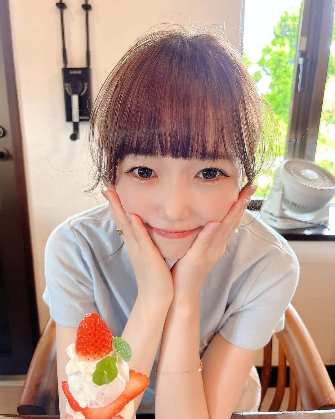 小日向夏実さんのインスタグラム写真 - (小日向夏実Instagram)「🍨🍓  ここのパフェとっても美味しかったの！あとパスタも異次元に美味しかった☺️💕  島好きすぎてほぼ制覇出来た！次は竹富行きたいな〜！  #宮古島 #沖縄 #宮古島旅行 #宮古島グルメ #カフェ #カフェ巡り #旅行 #観光 #パフェ #japantravel #japanesegirl #followｍe #いいね歓迎」5月30日 20時54分 - _butamenchan_