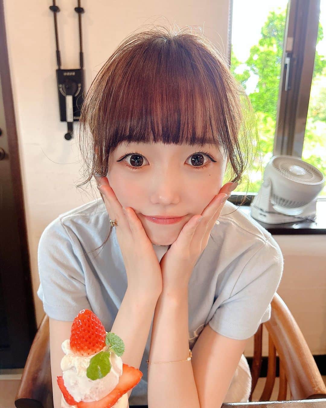 小日向夏実さんのインスタグラム写真 - (小日向夏実Instagram)「🍨🍓  ここのパフェとっても美味しかったの！あとパスタも異次元に美味しかった☺️💕  島好きすぎてほぼ制覇出来た！次は竹富行きたいな〜！  #宮古島 #沖縄 #宮古島旅行 #宮古島グルメ #カフェ #カフェ巡り #旅行 #観光 #パフェ #japantravel #japanesegirl #followｍe #いいね歓迎」5月30日 20時54分 - _butamenchan_