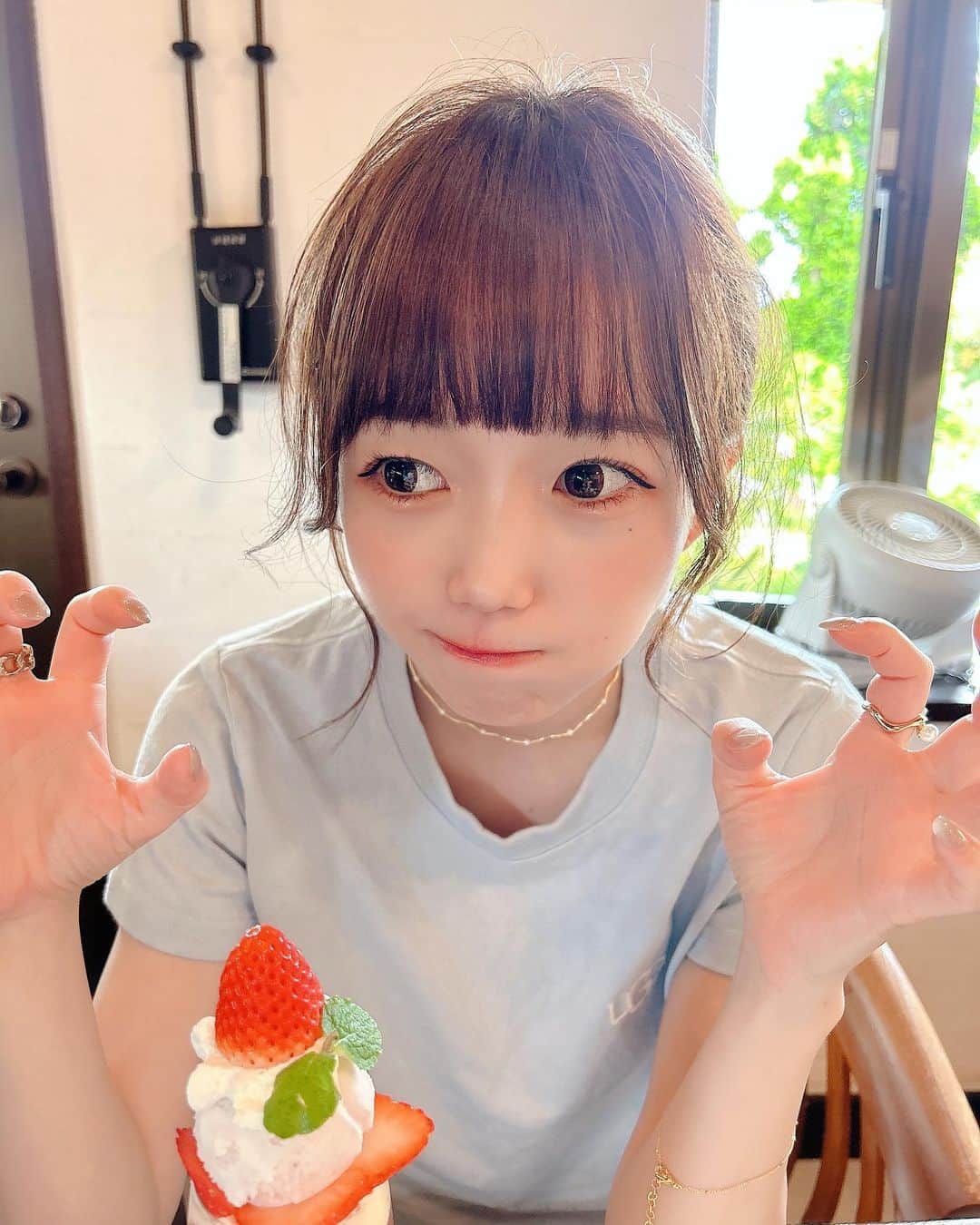 小日向夏実のインスタグラム：「🍨🍓  ここのパフェとっても美味しかったの！あとパスタも異次元に美味しかった☺️💕  島好きすぎてほぼ制覇出来た！次は竹富行きたいな〜！  #宮古島 #沖縄 #宮古島旅行 #宮古島グルメ #カフェ #カフェ巡り #旅行 #観光 #パフェ #japantravel #japanesegirl #followｍe #いいね歓迎」