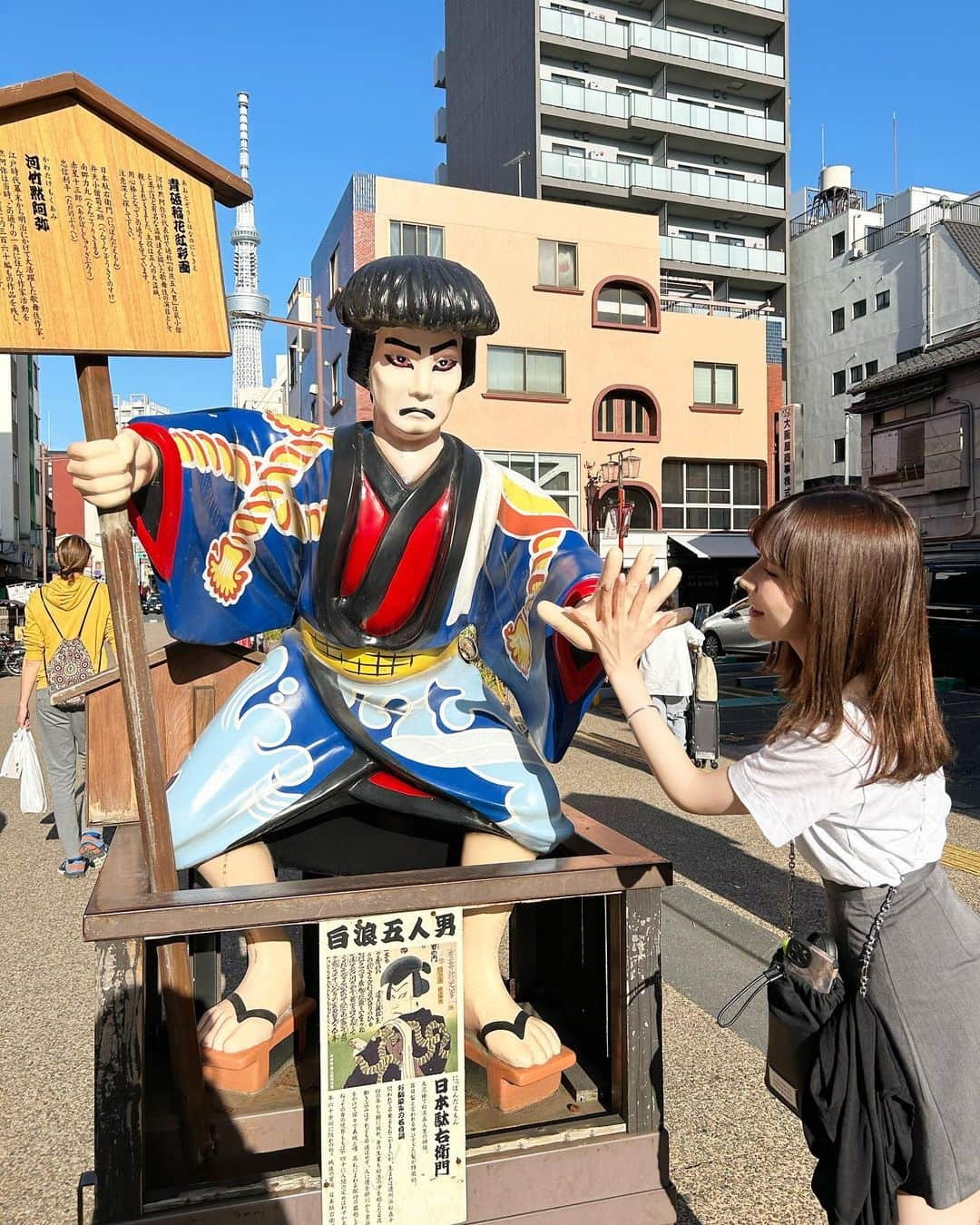 秦はるかさんのインスタグラム写真 - (秦はるかInstagram)「浅草散歩してきたよ〜 食べ歩きのつもりがステーキ重に惹かれて速攻満腹になった🫄」5月30日 20時56分 - _hataharuka_