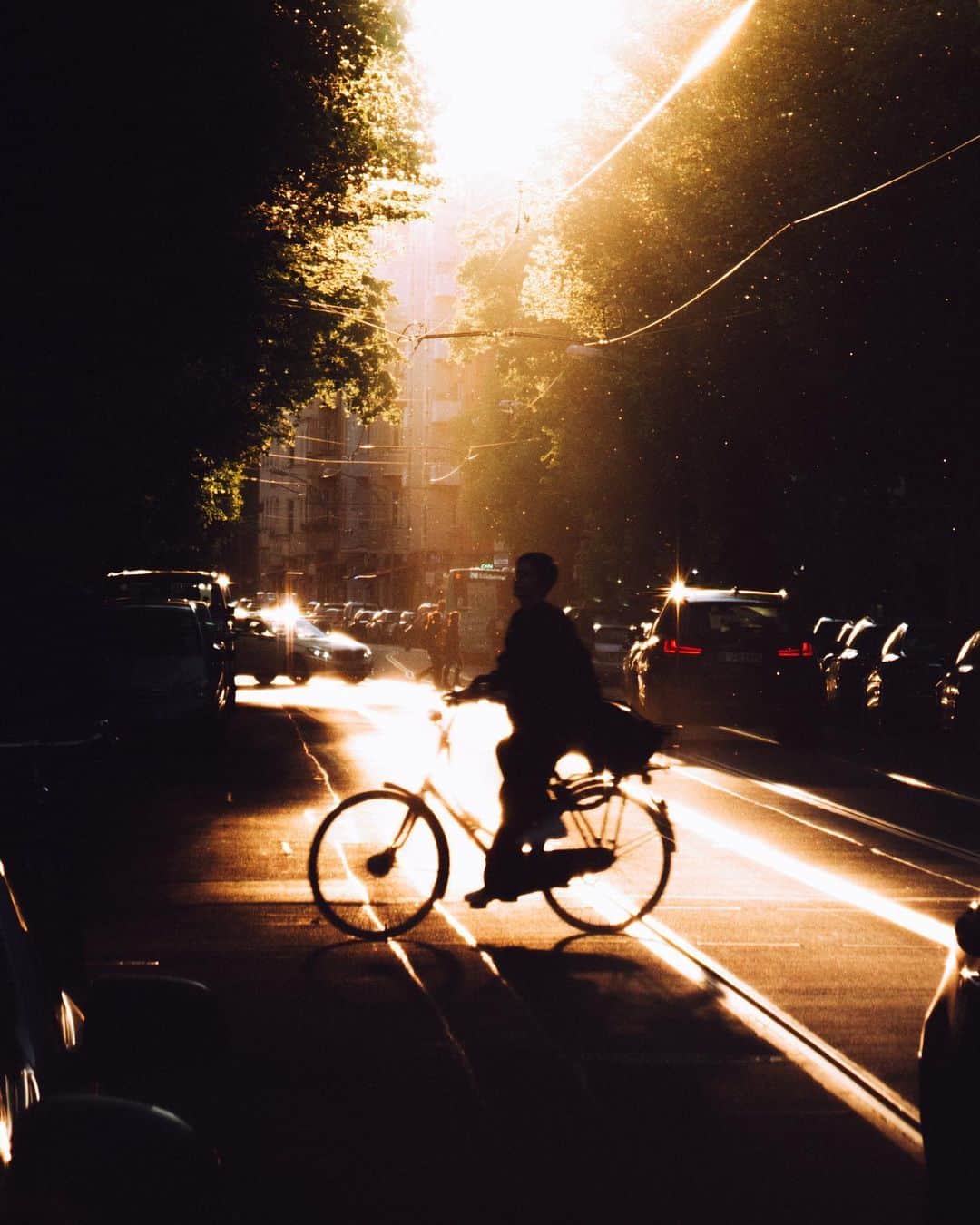Thomas Kakarekoのインスタグラム：「Anzeige - Foto-Wettbewerb Berlin Love ❤️  Es ist wieder Zeit für eine neue Challenge Week bei @samsunggermany und das Thema passt diesmal besonders gut. Es geht um deine Stadt. Unsere Städte sind unsere täglichen Abenteuer, ob altvertraut oder neu entdeckt. Sie sind eine Welt voller Geheimnisse und Ecken, die auf ihre Entdeckung warten. Setze deine Stadt auf persönliche und kreative Art und Weise in Szene, vertagge #SCWmeinestadt, #SamsungGermany und @samsunggermany um mit etwas Glück auf dem Kanal von Samsung Deutschland gefeatured zu werden. Die Teilnahme an der #SamsungChallengeWeek ist vom 29.05 bis Sonntag 04.06, exklusiv in der Samsung Community Plattform und in der Members App möglich. #TeamGalaxy #withGalaxy #berlin #SamsungMembers #GalaxyS23 Ultra」