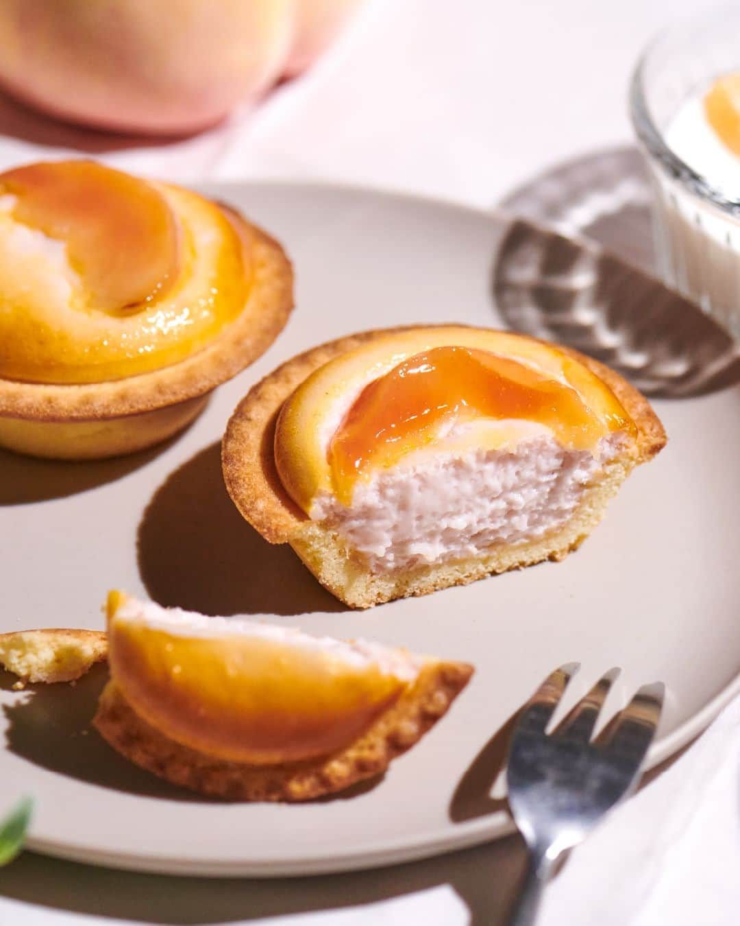 BAKE CHEESE TART OFFICIALのインスタグラム：「【6/1新商品】焼きたてチーズタルト ももヨーグルト  これからの季節にぴったりの みずみずしいチーズタルトが登場です🍑  #ベイクチーズタルト #bakecheesetart #チーズタルト専門店 #チーズタルト #チーズ #チーズケーキ #もも #桃 #ヨーグルト #ギリシャヨーグルト #夏スイーツ #ピーチタルト #ピーチヨーグルト」