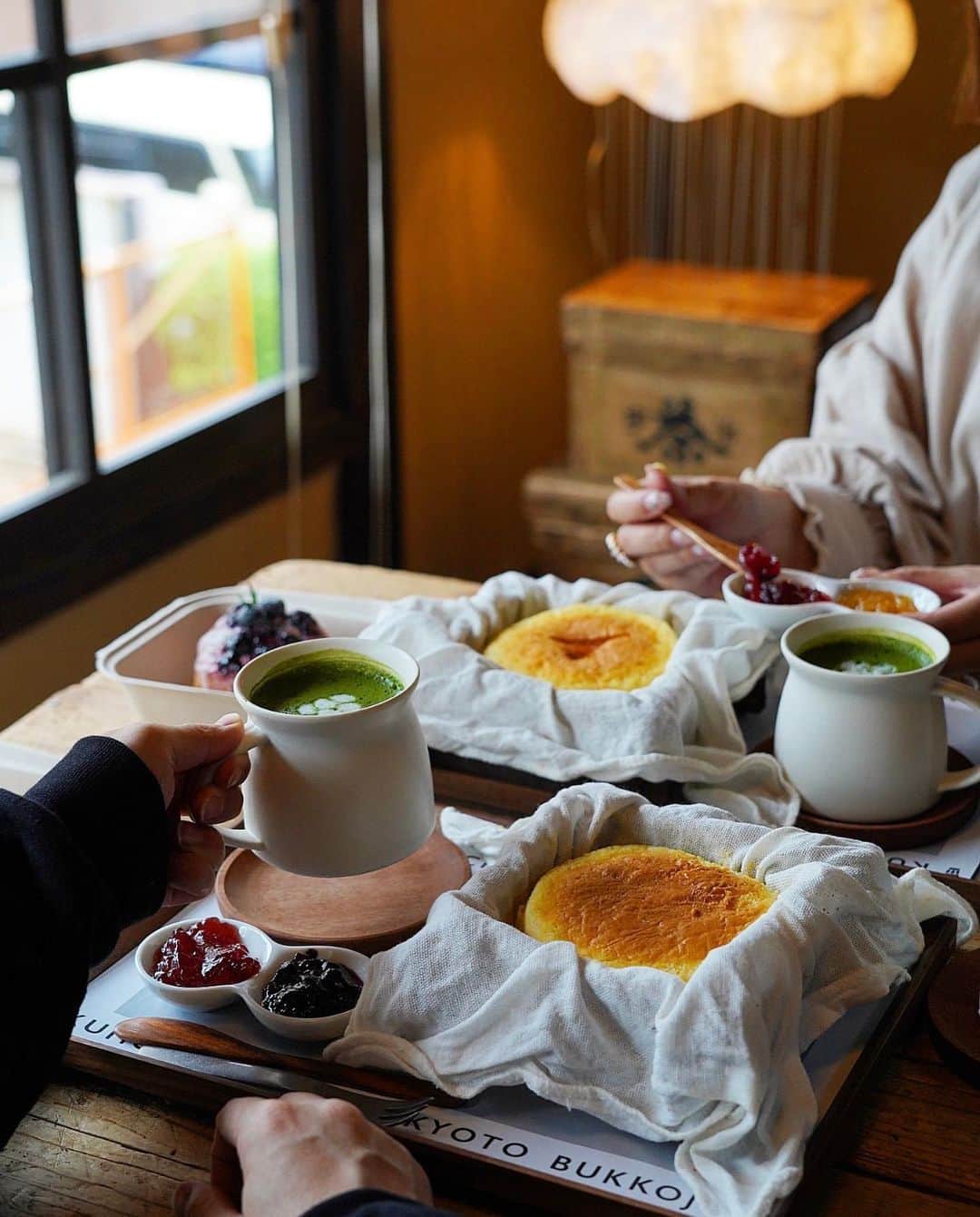 RETRIP<リトリップ>グルメさんのインスタグラム写真 - (RETRIP<リトリップ>グルメInstagram)「【RETRIP×京都🧀】  こちらは、京都・河原町にある「雲ノ茶KUMONOCHA 仏光寺店」です。京都の日本茶カフェとして人気が止まらない「雲ノ茶KUMONOCHA 」。 今回ご紹介するのは、築100年以上の町屋を改装して2023年4月にオープンしたお店です。  こちらでいただけるのは仏光寺店限定の「雲ノ蒸チーズケーキ」です。口の中にふわっと広がるチーズの風味と香ばしさが堪りません。  同じく、仏光寺店限定の「ロールクロワッサン」は、外側はサクサク、内側はフワフワで、口にした瞬間バターの香りが口いっぱいに広がります。お馴染みの雲ムースも味わうことができるので、そちらも是非ご賞味ください☁️  ［スポット情報〕 📍住所：〒604-8043　京都市下京区大黒町２６７－２ 🚃最寄り駅：京都河原町駅から徒歩約6分 🕐営業時間：月～日、祝日、祝前日: 11:00～19時 🗓定休日：年中無休 📝予約：×  ・   Photo by ＠__hideha7916__  ______________________________  全国で話題のスイーツを紹介しているアカウントです！ 他の投稿はこちらから！ >> @retrip_gourmet  ______________________________  RETRIPでは「おでかけ」に関する様々な情報を発信しています。ぜひ他のアカウントもチェックしてください！ . ▼北海道地方の方におすすめ @rehttps://www.instagram.com/retrip_hokkaido_/  北海道のおでかけスポットを紹介 ▼関西の方におすすめ @rhttps://www.instagram.com/retrip_osaka_/  大阪のおでかけグルメスポットを紹介 @https://www.instagram.com/retrip_kyoto_/  京都のおでかけスポットを紹介 https://www.instagram.com/retrip_nagoya_/  名古屋の話題のカフェを紹介 ▼九州の方におすすめ https://www.instagram.com/retrip_fukuoka_/  福岡のおでかけグルメスポットを紹介 ▼“旅行・お出かけ“を知りたい方におすすめ https://www.instagram.com/retrip_korea_/  韓国の話題のカフェを紹介 https://www.instagram.com/retrip_news/  最新のおでかけ情報を紹介 https://www.instagram.com/retrip_nippon/  日本の絶景を紹介 https://www.instagram.com/retrip_global/  海外の絶景を紹介 ▼“グルメ“を知りたい方におすすめ https://www.instagram.com/retrip_gourmet/  全国の話題のスイーツを紹介 https://www.instagram.com/retrip_dinner/  全国の話題のごはんを紹介 https://www.instagram.com/retrip_cafe/  全国のおしゃれなカフェを紹介 . ▼RETRIP[リトリップ]のアプリは AppStore、GooglePlay「リトリップ」で検索！ プロフィールのURLからもダウンロードできます。  ______________________________  #retrip #retrip_groumet #リトリップ #カフェ好きな人と繋がりたい #スイーツ好き #スイーツ好きな人と繋がりたい #スイーツ好きな人とつながりたい #グルメ好きな人と繋がりたい #グルメ好き #グルメ好きと繋がりたい #かふぇすたぐらむ #instafood #カフェ巡り #京都 #京都カフェ #kyoto #古民家カフェ #町屋カフェ #雲ノ茶 #雲ノ茶仏光寺店 #スイーツ #チーズケーキ #クロワッサン #ベーカリー #河原町 #河原町カフェ #仏光寺 #京都グルメ #抹茶 #日本茶」5月30日 21時00分 - retrip_gourmet