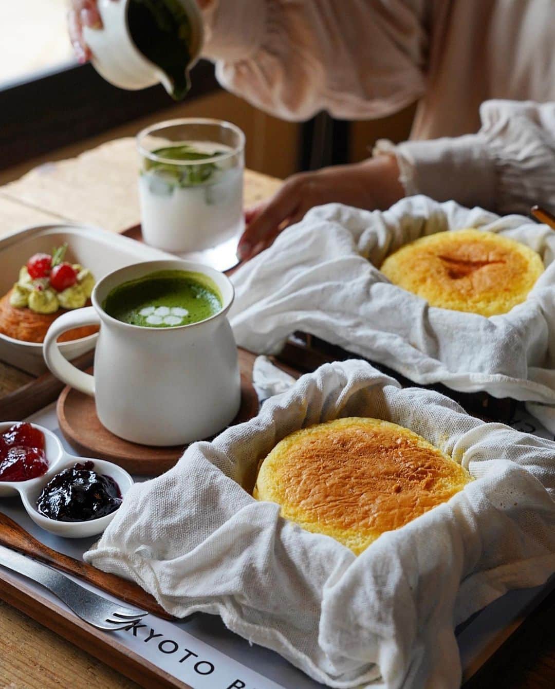 RETRIP<リトリップ>グルメのインスタグラム：「【RETRIP×京都🧀】  こちらは、京都・河原町にある「雲ノ茶KUMONOCHA 仏光寺店」です。京都の日本茶カフェとして人気が止まらない「雲ノ茶KUMONOCHA 」。 今回ご紹介するのは、築100年以上の町屋を改装して2023年4月にオープンしたお店です。  こちらでいただけるのは仏光寺店限定の「雲ノ蒸チーズケーキ」です。口の中にふわっと広がるチーズの風味と香ばしさが堪りません。  同じく、仏光寺店限定の「ロールクロワッサン」は、外側はサクサク、内側はフワフワで、口にした瞬間バターの香りが口いっぱいに広がります。お馴染みの雲ムースも味わうことができるので、そちらも是非ご賞味ください☁️  ［スポット情報〕 📍住所：〒604-8043　京都市下京区大黒町２６７－２ 🚃最寄り駅：京都河原町駅から徒歩約6分 🕐営業時間：月～日、祝日、祝前日: 11:00～19時 🗓定休日：年中無休 📝予約：×  ・   Photo by ＠__hideha7916__  ______________________________  全国で話題のスイーツを紹介しているアカウントです！ 他の投稿はこちらから！ >> @retrip_gourmet  ______________________________  RETRIPでは「おでかけ」に関する様々な情報を発信しています。ぜひ他のアカウントもチェックしてください！ . ▼北海道地方の方におすすめ @rehttps://www.instagram.com/retrip_hokkaido_/  北海道のおでかけスポットを紹介 ▼関西の方におすすめ @rhttps://www.instagram.com/retrip_osaka_/  大阪のおでかけグルメスポットを紹介 @https://www.instagram.com/retrip_kyoto_/  京都のおでかけスポットを紹介 https://www.instagram.com/retrip_nagoya_/  名古屋の話題のカフェを紹介 ▼九州の方におすすめ https://www.instagram.com/retrip_fukuoka_/  福岡のおでかけグルメスポットを紹介 ▼“旅行・お出かけ“を知りたい方におすすめ https://www.instagram.com/retrip_korea_/  韓国の話題のカフェを紹介 https://www.instagram.com/retrip_news/  最新のおでかけ情報を紹介 https://www.instagram.com/retrip_nippon/  日本の絶景を紹介 https://www.instagram.com/retrip_global/  海外の絶景を紹介 ▼“グルメ“を知りたい方におすすめ https://www.instagram.com/retrip_gourmet/  全国の話題のスイーツを紹介 https://www.instagram.com/retrip_dinner/  全国の話題のごはんを紹介 https://www.instagram.com/retrip_cafe/  全国のおしゃれなカフェを紹介 . ▼RETRIP[リトリップ]のアプリは AppStore、GooglePlay「リトリップ」で検索！ プロフィールのURLからもダウンロードできます。  ______________________________  #retrip #retrip_groumet #リトリップ #カフェ好きな人と繋がりたい #スイーツ好き #スイーツ好きな人と繋がりたい #スイーツ好きな人とつながりたい #グルメ好きな人と繋がりたい #グルメ好き #グルメ好きと繋がりたい #かふぇすたぐらむ #instafood #カフェ巡り #京都 #京都カフェ #kyoto #古民家カフェ #町屋カフェ #雲ノ茶 #雲ノ茶仏光寺店 #スイーツ #チーズケーキ #クロワッサン #ベーカリー #河原町 #河原町カフェ #仏光寺 #京都グルメ #抹茶 #日本茶」