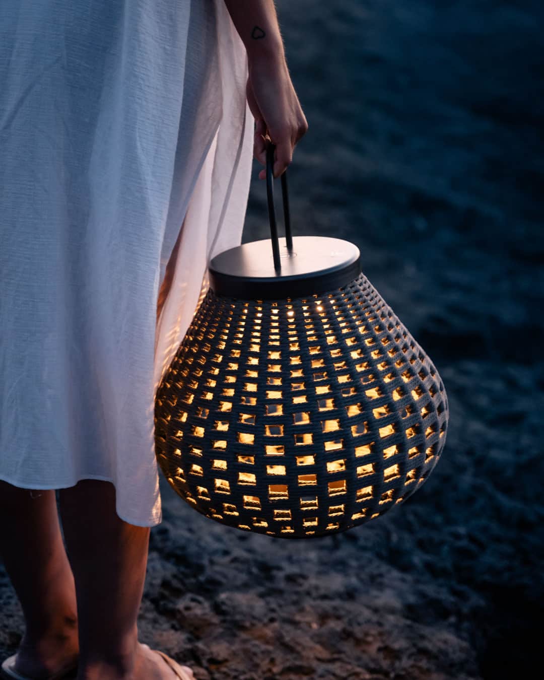 Poltrona Frauさんのインスタグラム写真 - (Poltrona FrauInstagram)「Dappled reflections of light dancing among the shadows. Designed by @kensakuoshiro, the Sparkler Lanterns are nothing short of atmospheric. Place them at the side of a pool, in a corner, or hang them from a balcony – wherever they land, these earthy, woven lanterns will gently illuminate gatherings large and small.  #PoltronaFrau #PFBoundlessLiving #kensakuoshiro」5月30日 21時00分 - poltronafrauofficial