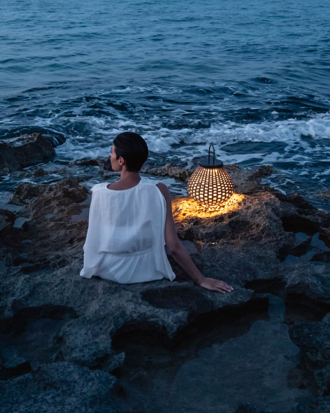 Poltrona Frauのインスタグラム：「Dappled reflections of light dancing among the shadows. Designed by @kensakuoshiro, the Sparkler Lanterns are nothing short of atmospheric. Place them at the side of a pool, in a corner, or hang them from a balcony – wherever they land, these earthy, woven lanterns will gently illuminate gatherings large and small.  #PoltronaFrau #PFBoundlessLiving #kensakuoshiro」