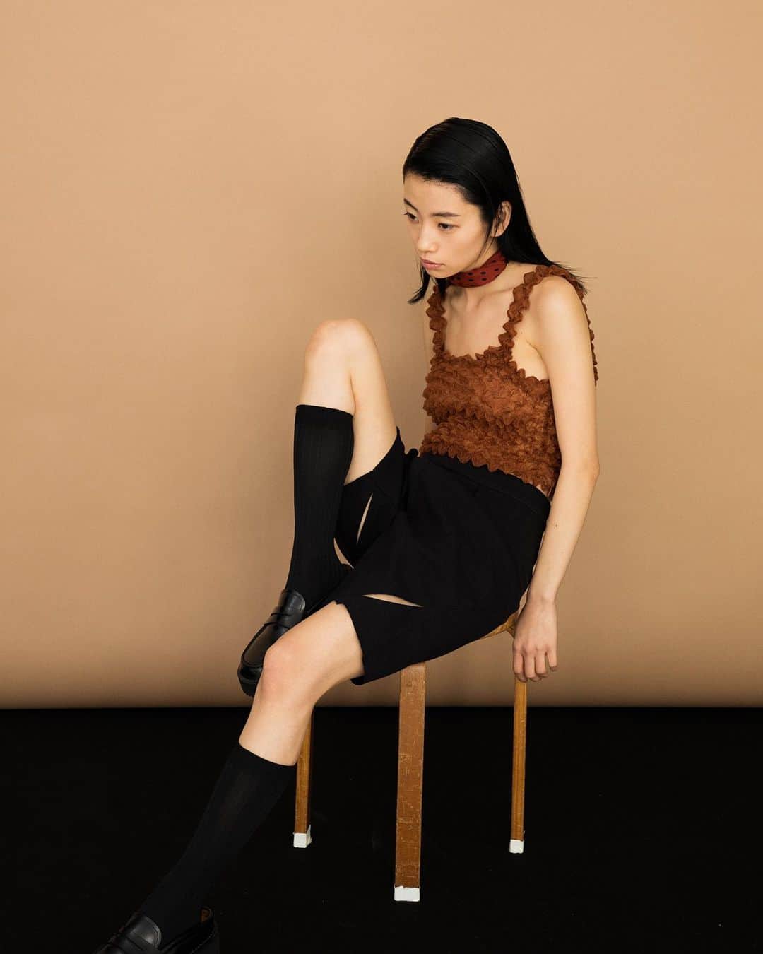 leinwande_officialさんのインスタグラム写真 - (leinwande_officialInstagram)「leinwände 23pre-fall collection -Poko Poko Camisole- ㅤㅤㅤㅤㅤㅤㅤㅤㅤㅤㅤㅤㅤ A piece using a shibori technique that has been used for 200 years in Arimatsu, Aichi Prefecture in Japan. The pattern is called 'yatara-miura' and is tied one (like a dot) at a time by hands and heat-treated to retain its shape. It can be worn by anyone from children to adults in any size. ㅤㅤㅤㅤㅤㅤㅤㅤㅤㅤㅤㅤㅤ 愛知県有松で２００年続く絞り技法を用いて作られた一枚。「やたら三浦」と呼ばれる柄を１つづつ糸でくくりつけ、ヒート加工を施すことで立体感のあるテクスチャを表現しています。 お子様から大人まで、サイズフリーで着用いただけます。 ㅤㅤㅤㅤㅤㅤㅤㅤㅤㅤㅤㅤㅤ #leinwände #leinwande」5月30日 21時07分 - leinwande_official