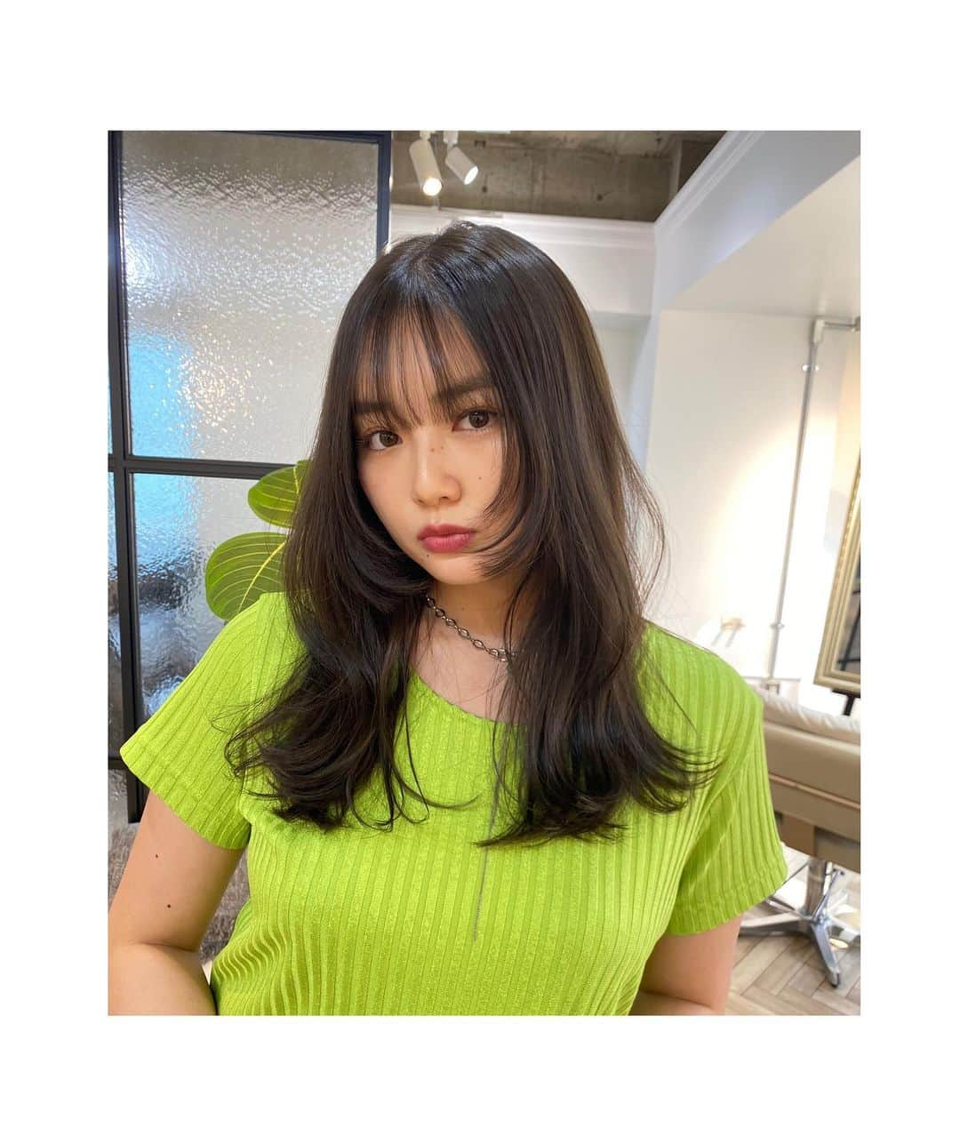 箭内夢菜のインスタグラム：「💚  溝口さんに 髪の毛整えて頂きました💇🏻‍♀️  猫っ毛くせっ毛が悩まされる梅雨の時期ということで 前髪ストレートして頂きました✨️ 色落ちしていたので、カラーも少し*ﾟ  ありがとうございました🥰   #CLASSE  #表参道」