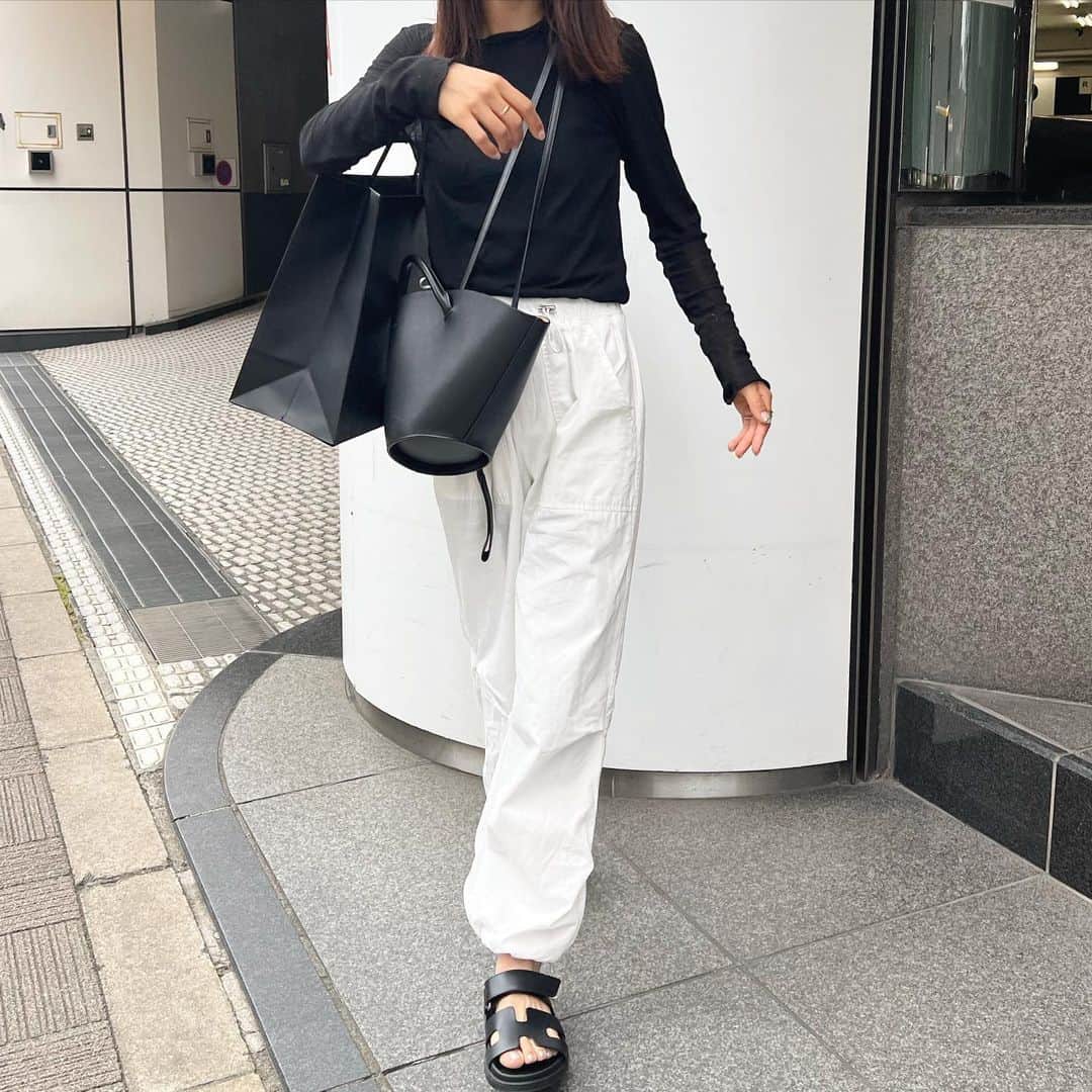 のインスタグラム：「. モノトーン😎🖤🤍 パンツは @grl_official」